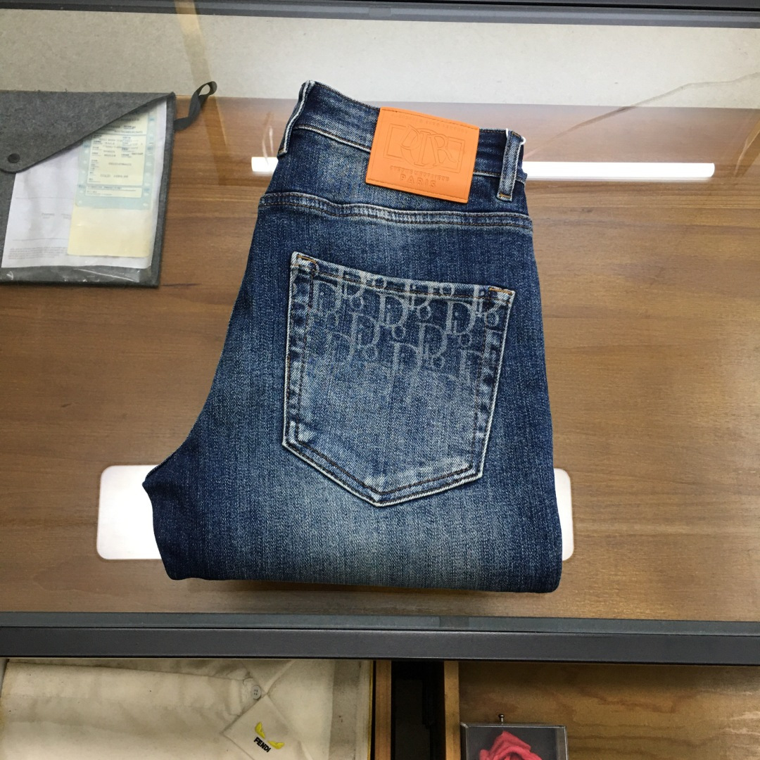 NO:597599,New denim 'Dio..r...' SS autumn and winter new men's denim trousers, custom-made high-end worsted quality, stretch denim denim cotton denim trousers, custom-woven pure cotton quality fabrics, the texture of the trousers brings elasticity without any sense of restraint, making your daily wear more comfortable and strong, the smooth and wrinkle-resistant fabric remains smooth and traceless at all times, silently guarding your elegance.  It is sold on the leading official website. It is no different from the original version at the counter. The fabric is slightly stretchy and the shape is slim and straight, showing off the long-legged oppa. It is simply a must-have item for everyone!  The perfectly wide waistband and well-cut pockets are all made of buttons engraved with the brand's logo!  Highlighting the charming charm of the brand itself and the fashionable taste of luxury and elegance, the back pocket is made with a lot of effort and no expense, and the heavy embroidery of the H family's exclusive icon is created with a level of sophistication that would amaze even the craftsmen of ten years!  The details are all low-key and luxurious. The garments are of high quality, exquisite and stylish, and are made by high-standard manufacturers with perfect details!  ~ All details reproduce the unique and exquisite design!  !  !  Size29 30 31 32 33 34 36 38 (new product),,dior,alexander wang19860909新品牛仔 《Dio..r...》 SS秋冬新款男士牛仔长裤,精纺定做高端品质,弹力丹宁牛仔棉质牛仔长裤,定织纯棉品质面料,裤身肌理感带来弹力毫无束缚感,让你日常穿着更加舒适矫健,顺滑不易褶皱的面料时刻保持平整无痕,默默守护着你的优雅. 领先官网发售..与专柜原版毫无区别,面料略带弹力,版型修身挺括尽显长腿欧巴,简直是人手必备单品！ 宽度恰到好处的腰头跟精心裁剪的口袋,均采用刻有品牌logo纽扣！彰显品牌自身的迷人魅力和高奢雅艺的时尚品味,后片口袋更是消耗大量精力不惜血本,重工刺绣H家专属图标打造出,精致程度令十年手工师傅都惊叹的！细节之处尽显低调奢华.成衣品质感高级,精致有型、 细节满分的大厂高规格制作！~ 种种细节都再现独特的精美设计！！！ Size29 30 31 32 33 34 36 38（新品）,,dior,alexander wang,Men's clothing