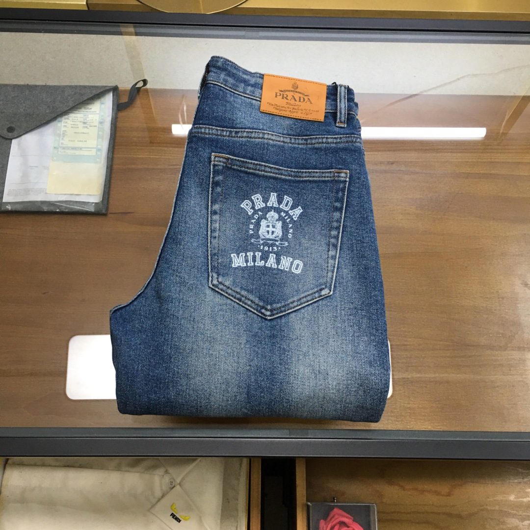 NO:597605,New denim 'Prad...' SS autumn and winter new men's denim trousers, custom-made high-end worsted quality, stretch denim denim cotton denim trousers, custom-woven pure cotton quality fabrics, the texture of the trousers brings elasticity without any sense of restraint, making your daily wear more comfortable and strong, the smooth and wrinkle-resistant fabric remains smooth and traceless at all times, silently guarding your elegance.  It is sold on the leading official website. It is no different from the original version at the counter. The fabric is slightly stretchy and the shape is slim and straight, showing off the long-legged oppa. It is simply a must-have item for everyone!  The perfectly wide waistband and well-cut pockets are all made of buttons engraved with the brand's logo!  Highlighting the charming charm of the brand itself and the fashionable taste of luxury and elegance, the back pocket is made with a lot of effort and no expense, and the heavy embroidery of the H family's exclusive icon is created with a level of sophistication that would amaze even the craftsmen of ten years!  The details are all low-key and luxurious. The garments are of high quality, exquisite and stylish, and are made by high-standard manufacturers with perfect details!  ~ All details reproduce the unique and exquisite design!  !  !  Size29 30 31 32 33 34 36 38 (new product),,prada,alexander wang19860909新品牛仔 《Prad...》 SS秋冬新款男士牛仔长裤,精纺定做高端品质,弹力丹宁牛仔棉质牛仔长裤,定织纯棉品质面料,裤身肌理感带来弹力毫无束缚感,让你日常穿着更加舒适矫健,顺滑不易褶皱的面料时刻保持平整无痕,默默守护着你的优雅. 领先官网发售..与专柜原版毫无区别,面料略带弹力,版型修身挺括尽显长腿欧巴,简直是人手必备单品！ 宽度恰到好处的腰头跟精心裁剪的口袋,均采用刻有品牌logo纽扣！彰显品牌自身的迷人魅力和高奢雅艺的时尚品味,后片口袋更是消耗大量精力不惜血本,重工刺绣H家专属图标打造出,精致程度令十年手工师傅都惊叹的！细节之处尽显低调奢华.成衣品质感高级,精致有型、 细节满分的大厂高规格制作！~ 种种细节都再现独特的精美设计！！！ Size29 30 31 32 33 34 36 38（新品）,,prada,alexander wang,Men's clothing