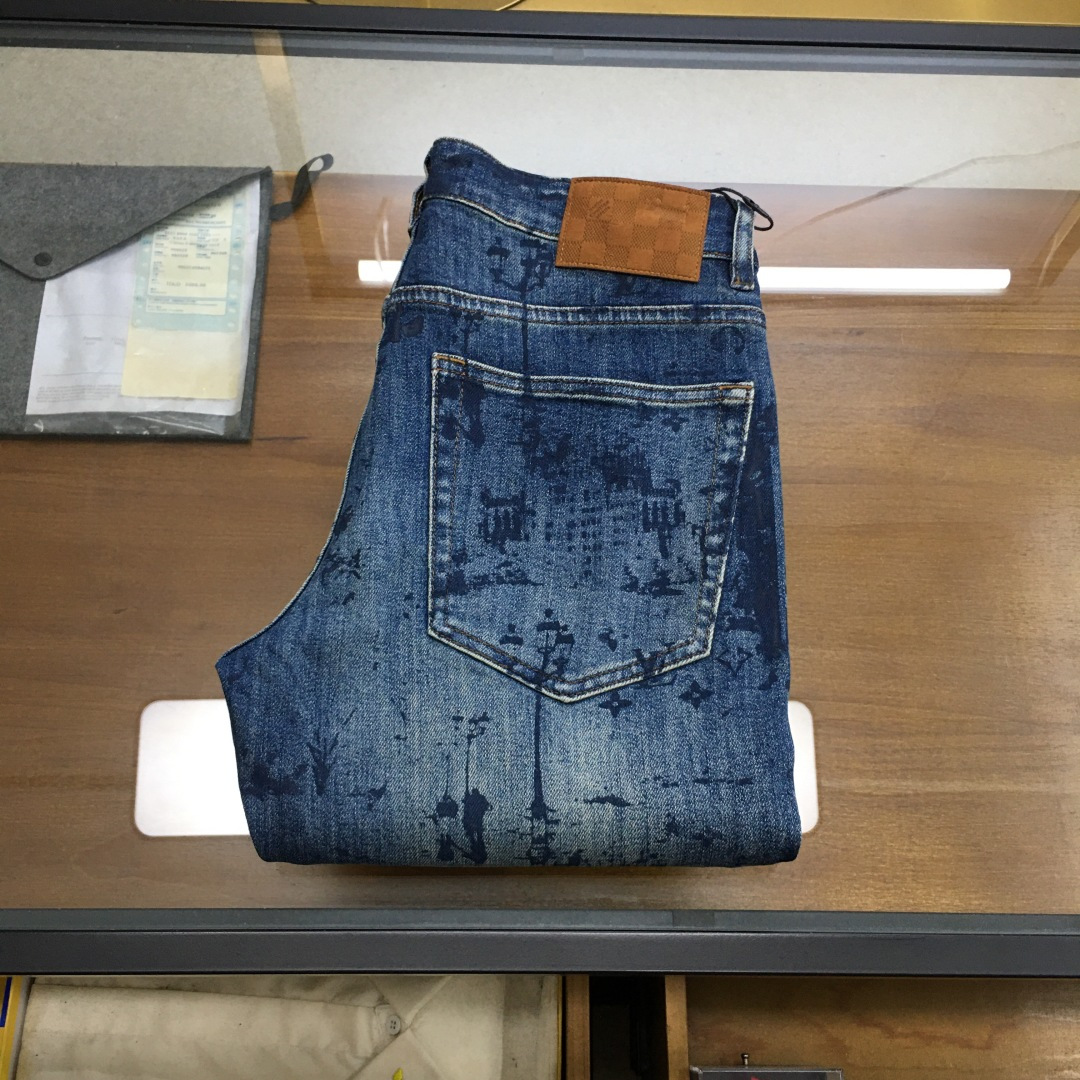 NO:597617,New denim 'L.v...' SS autumn and winter new men's denim trousers, worsted custom-made high-end quality, stretch denim denim cotton denim trousers, custom-woven pure cotton quality fabrics, the texture of the trousers brings elasticity without any sense of restraint, making your daily wear more comfortable and strong, and the smooth and wrinkle-resistant fabric remains smooth and traceless at all times, silently guarding your elegance.  It is sold on the leading official website. It is no different from the original version at the counter. The fabric is slightly stretchy and the shape is slim and straight, showing off the long-legged oppa. It is simply a must-have item for everyone!  The perfectly wide waistband and well-cut pockets are all made of buttons engraved with the brand's logo!  Highlighting the charming charm of the brand itself and the fashionable taste of luxury and elegance, the back pocket is made with a lot of effort and no expense, and the heavy embroidery of the H family's exclusive icon is created with a level of sophistication that would amaze even the craftsmen of ten years!  The details are all low-key and luxurious. The garments are of high quality, exquisite and stylish, and are made by high-standard manufacturers with perfect details!  ~ All details reproduce the unique and exquisite design!  !  !  Size29 30 31 32 33 34 36 38 (new product),,alexander wang19860909新品牛仔 《L.v...》 SS秋冬新款男士牛仔长裤,精纺定做高端品质,弹力丹宁牛仔棉质牛仔长裤,定织纯棉品质面料,裤身肌理感带来弹力毫无束缚感,让你日常穿着更加舒适矫健,顺滑不易褶皱的面料时刻保持平整无痕,默默守护着你的优雅. 领先官网发售..与专柜原版毫无区别,面料略带弹力,版型修身挺括尽显长腿欧巴,简直是人手必备单品！ 宽度恰到好处的腰头跟精心裁剪的口袋,均采用刻有品牌logo纽扣！彰显品牌自身的迷人魅力和高奢雅艺的时尚品味,后片口袋更是消耗大量精力不惜血本,重工刺绣H家专属图标打造出,精致程度令十年手工师傅都惊叹的！细节之处尽显低调奢华.成衣品质感高级,精致有型、 细节满分的大厂高规格制作！~ 种种细节都再现独特的精美设计！！！ Size29 30 31 32 33 34 36 38（新品）,,alexander wang,Men's clothing