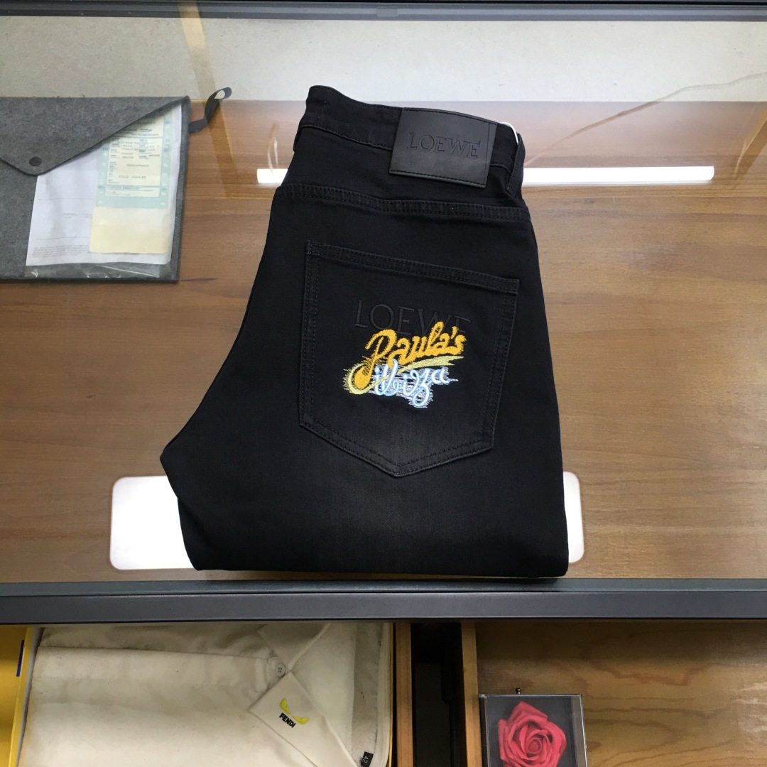 NO:597638,New denim 'Loew...' SS autumn and winter new men's denim trousers, custom-made high-end worsted quality, stretch denim denim cotton denim trousers, custom-woven pure cotton quality fabrics, the texture of the trousers brings elasticity without restraint, making your daily wear more comfortable and strong, the smooth and wrinkle-resistant fabric remains smooth and traceless at all times, silently guarding your elegance.  It is sold on the leading official website. It is no different from the original version at the counter. The fabric is slightly stretchy and the shape is slim and straight, showing off the long-legged oppa. It is simply a must-have item for everyone!  The perfectly wide waistband and well-cut pockets are all made of buttons engraved with the brand's logo!  Highlighting the charming charm of the brand itself and the fashionable taste of luxury and elegance, the back pocket is made with a lot of effort and no expense, and the heavy embroidery of the H family's exclusive icon is created with a level of sophistication that would amaze even the craftsmen of ten years!  The details are all low-key and luxurious. The garments are of high quality, exquisite and stylish, and are made by high-standard manufacturers with perfect details!  ~ All details reproduce the unique and exquisite design!  !  !  Size29 30 31 32 33 34 36 38 (new product),,loewe,alexander wang19860909新品牛仔 《Loew...》 SS秋冬新款男士牛仔长裤,精纺定做高端品质,弹力丹宁牛仔棉质牛仔长裤,定织纯棉品质面料,裤身肌理感带来弹力毫无束缚感,让你日常穿着更加舒适矫健,顺滑不易褶皱的面料时刻保持平整无痕,默默守护着你的优雅. 领先官网发售..与专柜原版毫无区别,面料略带弹力,版型修身挺括尽显长腿欧巴,简直是人手必备单品！ 宽度恰到好处的腰头跟精心裁剪的口袋,均采用刻有品牌logo纽扣！彰显品牌自身的迷人魅力和高奢雅艺的时尚品味,后片口袋更是消耗大量精力不惜血本,重工刺绣H家专属图标打造出,精致程度令十年手工师傅都惊叹的！细节之处尽显低调奢华.成衣品质感高级,精致有型、 细节满分的大厂高规格制作！~ 种种细节都再现独特的精美设计！！！ Size29 30 31 32 33 34 36 38（新品）,,loewe,alexander wang,Men's clothing