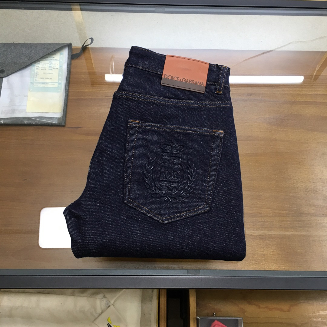 NO:597602,New denim 'DG...' SS new autumn and winter men's denim trousers, custom-made high-end worsted quality, stretch denim denim cotton denim trousers, custom-woven pure cotton quality fabrics, the texture of the trousers brings elasticity without restraint, making your daily wear more comfortable and strong, the smooth and wrinkle-resistant fabric remains smooth and traceless at all times, silently guarding your elegance.  It is sold on the leading official website. It is no different from the original version at the counter. The fabric is slightly stretchy and the shape is slim and straight, showing off the long-legged oppa. It is simply a must-have item for everyone!  The perfectly wide waistband and well-cut pockets are all made of buttons engraved with the brand's logo!  Highlighting the charming charm of the brand itself and the fashionable taste of luxury and elegance, the back pocket is made with a lot of effort and no expense, and the heavy embroidery of the H family's exclusive icon is created with a level of sophistication that would amaze even the craftsmen of ten years!  The details are all low-key and luxurious. The garments are of high quality, exquisite and stylish, and are made by high-standard manufacturers with perfect details!  ~ All details reproduce the unique and exquisite design!  !  !  Size29 30 31 32 33 34 36 38 (new product),,alexander wang19860909新品牛仔 《DG...》 SS秋冬新款男士牛仔长裤,精纺定做高端品质,弹力丹宁牛仔棉质牛仔长裤,定织纯棉品质面料,裤身肌理感带来弹力毫无束缚感,让你日常穿着更加舒适矫健,顺滑不易褶皱的面料时刻保持平整无痕,默默守护着你的优雅. 领先官网发售..与专柜原版毫无区别,面料略带弹力,版型修身挺括尽显长腿欧巴,简直是人手必备单品！ 宽度恰到好处的腰头跟精心裁剪的口袋,均采用刻有品牌logo纽扣！彰显品牌自身的迷人魅力和高奢雅艺的时尚品味,后片口袋更是消耗大量精力不惜血本,重工刺绣H家专属图标打造出,精致程度令十年手工师傅都惊叹的！细节之处尽显低调奢华.成衣品质感高级,精致有型、 细节满分的大厂高规格制作！~ 种种细节都再现独特的精美设计！！！ Size29 30 31 32 33 34 36 38（新品）,,alexander wang,Men's clothing