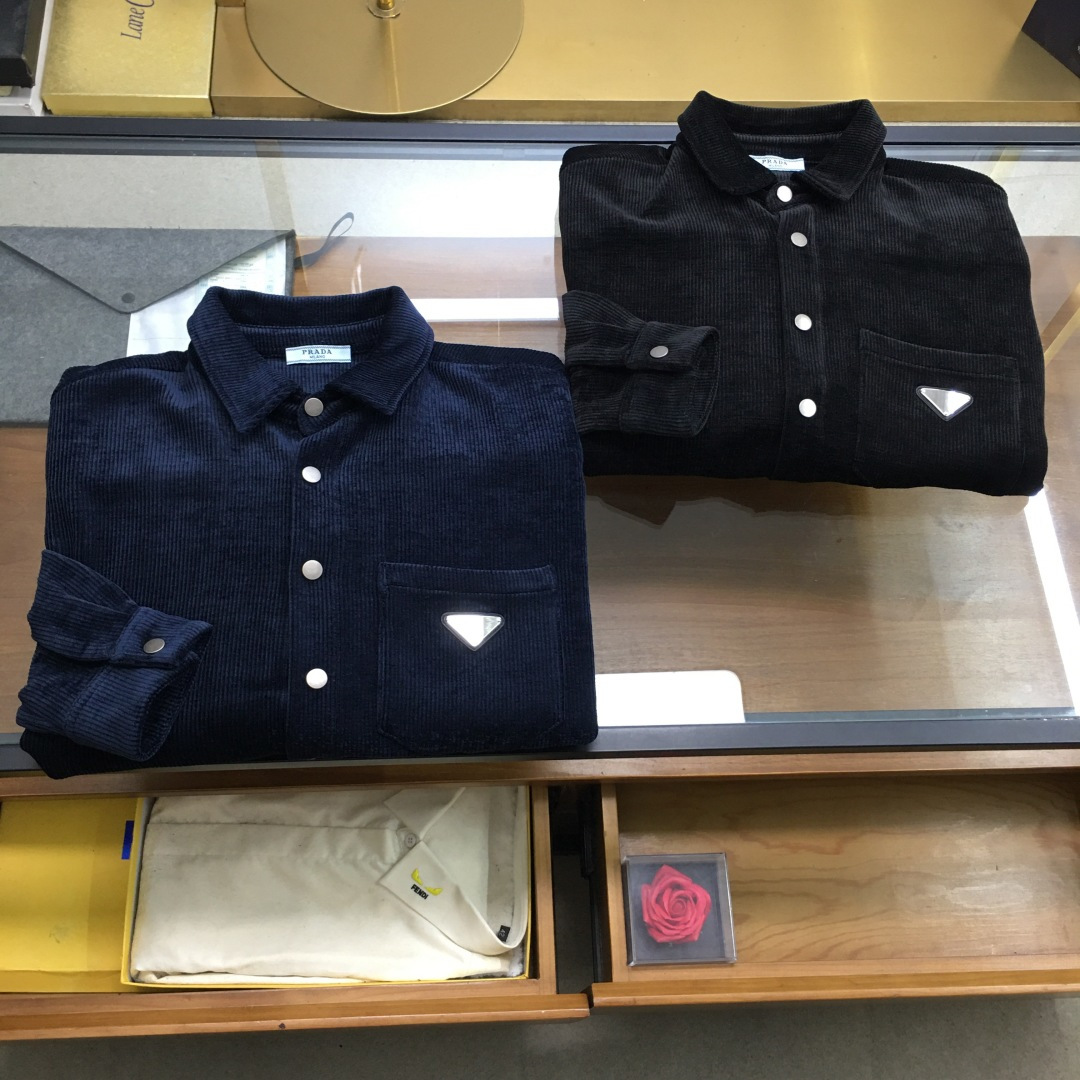 NO:656543,New Jacket [Prad] Autumn and Winter/AWP Home Classic Corduroy Triangle Logo Shirt Jacket This exquisite multifunctional shirt jacket is made of cabinet-grade corduroy textured fabric, with a straight hem design, presenting a casual style, low-key and practical. The metal triangle logo is customized on the chest, which is different from the quality on the market, and the triangle stamp is hand-embroidered on the back collar, simple and without losing details!  Suitable for commuting and leisure, navy blue, black M-3XL, prada, jackets & coats, shirts, alexander wang19860909新品外套【Prad】 秋冬/AWP家 经典版灯芯绒三角徽标衬衫外套 此款精致多功能衬衫外套采用贵柜级灯芯绒质感面料,直筒版型下摆设计,呈现休闲风格,低调又实穿.胸前定制金属三角徽标,区别于市面品质,后领下手工绣法三角章仔,简单又不失细节！通勤与休闲皆宜 藏青色,黑色Ｍ-3XL,,prada,jackets & coats,shirts,alexander wang,Men's clothing