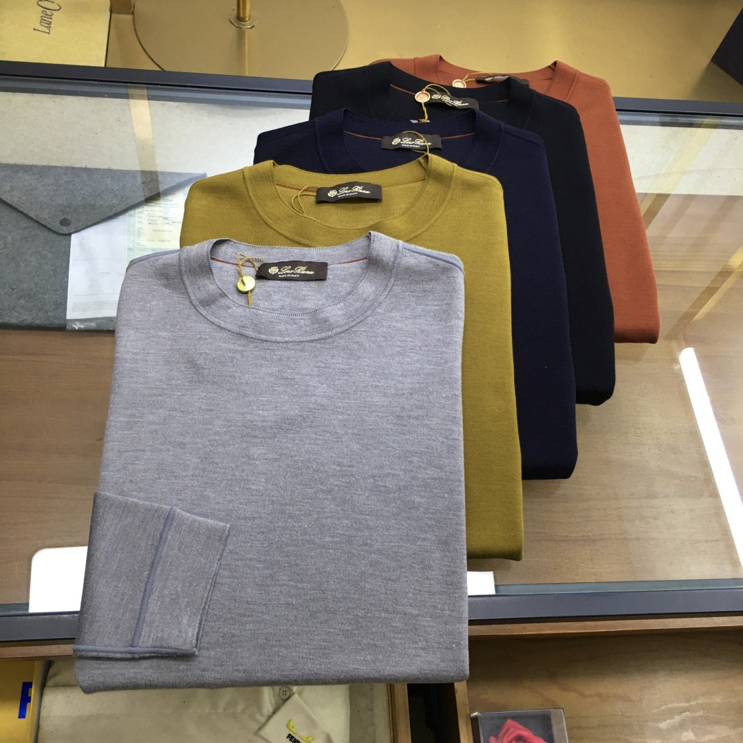 NO:613484,New product at the counter [LP] 2025 autumn and winter men's new T-shirt. This top is made of innovative acetate cashmere blended fabric, containing 66.7 viscose and lyocell fibers, 16.5 polyester fiber, 7.9 acetate fiber, 6.6 spandex and 2.3 cashmere. It has the delicate touch of cashmere and the smooth drape of lyocell fiber. The simple and fashionable details are impeccable, and the brand has exquisite logo.  The fabric has been treated with a special process to present a delicate texture and warm luster. The spandex component provides four-way stretch freedom. The slim tailoring and precise fit can be used as an inner layer to show a simple and high-end feel, or can be worn alone to highlight an elegant temperament. The craftsmanship of the Italian Naples workshop is integrated into daily design, and the details are low-key and luxurious. 48-56 (model 173, 143 pounds, upper body size 50), loro piana, tees, t-shirt, alexander wang19860909专柜新品【LP】 2025秋冬男士新品T恤,这款上衣采用创新醋酸羊绒混纺面料,含66.7粘纤与莱赛尔纤维、16.5聚酯纤维、7.9醋酯纤维、6.6氨纶与2.3山羊绒,兼具羊绒的细腻触感与莱赛尔纤维的柔滑垂坠性.简约时尚细节无法挑剔,品牌精致标识. 面料经过特殊工艺处理,呈现细腻的肌理质感与温润光泽,氨纶成分提供四向拉伸自由度.修身剪裁配合精准版型,既可作为内搭展现简约高级感,也可单穿凸显优雅气质.将意大利那不勒斯工坊的匠心工艺融入日常设计,细节低调奢华.48-56（模特173,143斤上身50码）,,loro piana,tees，t-shirt,alexander wang,Men's clothing