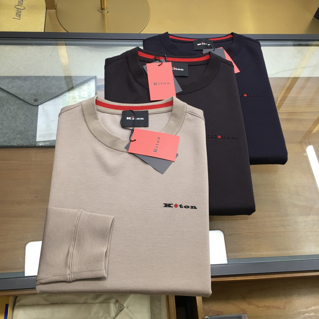 NO:613490,New product in the counter [Kiton] 2025 autumn and winter new T-shirt for men in the counter. This top is made of innovative acetate cashmere blended fabric, containing 66.7 viscose and lyocell fibers, 16.5 polyester fiber, 7.9 acetate fiber, 6.6 spandex and 2.3 cashmere. It has the delicate touch of cashmere and the smooth drape of lyocell fiber. The simple and fashionable details are impeccable and the brand has exquisite logo.  The fabric has been treated with a special process to present a delicate texture and warm luster. The spandex component provides four-way stretch freedom. The slim tailoring and precise fit can be used as an inner layer to show a simple and high-end sense, or can be worn alone to highlight an elegant temperament. The craftsmanship of the Naples, Italy workshop is integrated into daily design, with low-key and luxurious details. 48-56 (model 173, 143 pounds, upper body size 50),, tees, t-shirt, alexander wang19860909专柜新品【Kiton】 2025秋冬专柜男士新品T恤,这款上衣采用创新醋酸羊绒混纺面料,含66.7粘纤与莱赛尔纤维、16.5聚酯纤维、7.9醋酯纤维、6.6氨纶与2.3山羊绒,兼具羊绒的细腻触感与莱赛尔纤维的柔滑垂坠性.简约时尚细节无法挑剔,品牌精致标识. 面料经过特殊工艺处理,呈现细腻的肌理质感与温润光泽,氨纶成分提供四向拉伸自由度.修身剪裁配合精准版型,既可作为内搭展现简约高级感,也可单穿凸显优雅气质.将意大利那不勒斯工坊的匠心工艺融入日常设计,细节低调奢华.48-56（模特173,143斤上身50码）,,tees，t-shirt,alexander wang,Men's clothing