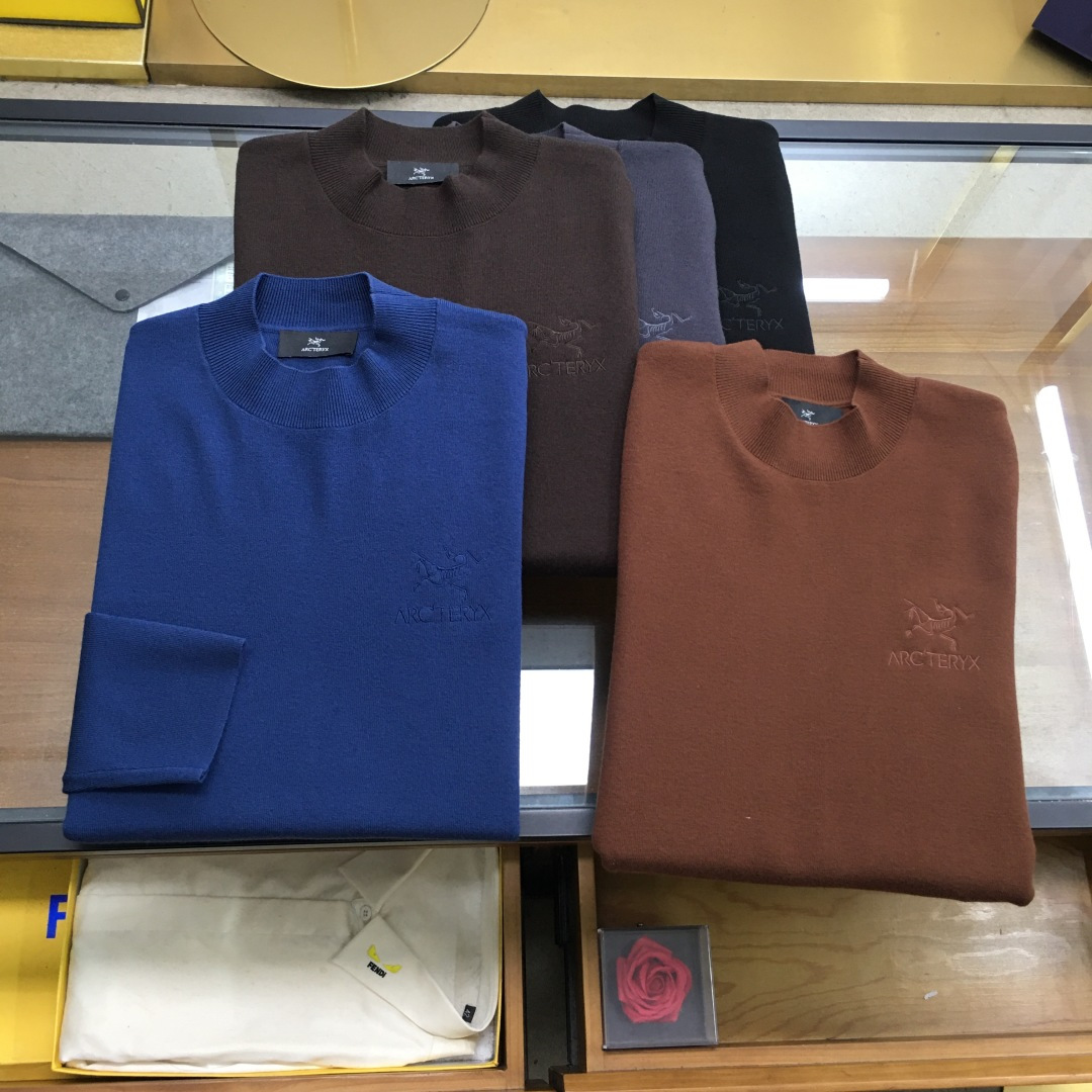 NO:622200,High-end sweater '..' next day goods. The latest men's half-turtleneck sweater with embroidered logo in autumn and winter. The whole sweater is made of pineapple knitting method. It looks very full and delicate when worn on the body. The simple high-end style is particularly subtle and restrained, elegant and elegant. The iconic embroidered logo on the chest brings a strong visual effect. It is matched with exquisite 3D three-dimensional embroidery technology. It is concave and convex, full and stylish. It has a high brand identity, bright spots, details and quality. It is a ceiling-level luxury product!  The fabric is 48 merino wool and other high-quality materials. It feels tight and elastic, delicate and soft, comfortable and skin-friendly. The upper body has a particularly good three-dimensional sense. There is no sense of binding when worn close to the body. The drape is also great. It does not pill and deform after long-term wear and washing. Sizes M-3XL (the model is 172 cm and 148 pounds, and the size L is suitable when trying on it. 3xl can wear 195-200 pounds)  5 colors black, gray, burgundy, caramel, blue...,,sweaters,alexander wang19860909高端毛衣《..》隔天货 秋冬最新绣标logo男士半高领毛衣,整衣采用菠萝针织法,穿在身上看,非常饱满精致,简约高端风格显得格外含蓄内敛, 斯文雅致；胸前标志性刺绣logo徽标,带来强烈的视觉效果,搭配精致3D立体刺绣工艺,凹凸有致,饱满有型,品牌标识度极高,有亮点有细节有品质,天花板级的顶奢尚品！面料48美丽诺羊毛优质其他,手感紧密高弹,细腻柔软,舒适亲肤,上身立体感特别好,贴身穿着也毫无扎感,垂坠感也超赞,久穿久洗不起球不变形. 尺码M-3XL（模特172厘米148斤试穿L码合适,3xl能穿195-200斤） 5个颜色黑色,灰色,酒红,焦糖色,蓝色..,,sweaters,alexander wang,Men's clothing