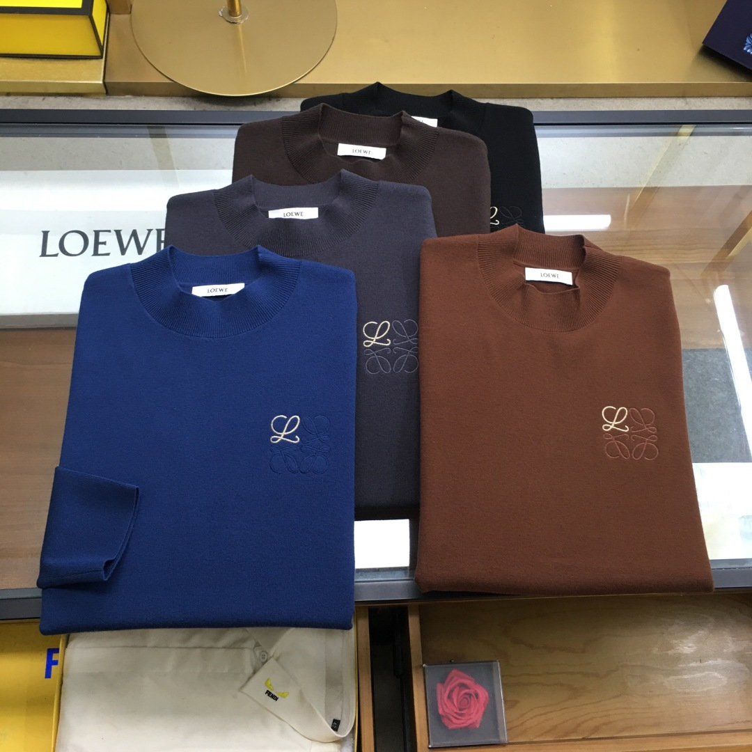 NO:622223,High-end sweater 'Loew..' next day delivery. The latest autumn and winter men's half-turtleneck sweater with embroidered logo. The whole sweater is made of pineapple knitting method. It looks very full and delicate when worn on the body. The simple high-end style looks particularly subtle and restrained.  Elegant and elegant; the iconic embroidered logo on the chest brings a strong visual effect. It is matched with exquisite 3D three-dimensional embroidery technology. It is concave and convex, full and stylish. It has a high degree of brand identity, bright spots, details and quality. It is a ceiling-level luxury product!  The fabric is 48 merino wool and other high-quality materials. It feels tight and elastic, delicate and soft, comfortable and skin-friendly. The upper body has a particularly good three-dimensional sense. There is no sense of binding when worn close to the body. The drape is also great. It does not pill and deform after long-term wear and washing. Sizes M-3XL (the model is 172 cm and 148 pounds, and the size L is suitable when trying on it. 3xl can wear 195-200 pounds)  5 colors black, gray, burgundy, caramel, blue...,,loewe,sweaters,alexander wang19860909高端毛衣《Loew..》隔天货 秋冬最新绣标logo男士半高领毛衣,整衣采用菠萝针织法,穿在身上看,非常饱满精致,简约高端风格显得格外含蓄内敛, 斯文雅致；胸前标志性刺绣logo徽标,带来强烈的视觉效果,搭配精致3D立体刺绣工艺,凹凸有致,饱满有型,品牌标识度极高,有亮点有细节有品质,天花板级的顶奢尚品！面料48美丽诺羊毛优质其他,手感紧密高弹,细腻柔软,舒适亲肤,上身立体感特别好,贴身穿着也毫无扎感,垂坠感也超赞,久穿久洗不起球不变形. 尺码M-3XL（模特172厘米148斤试穿L码合适,3xl能穿195-200斤） 5个颜色黑色,灰色,酒红,焦糖色,蓝色..,,loewe,sweaters,alexander wang,Men's clothing