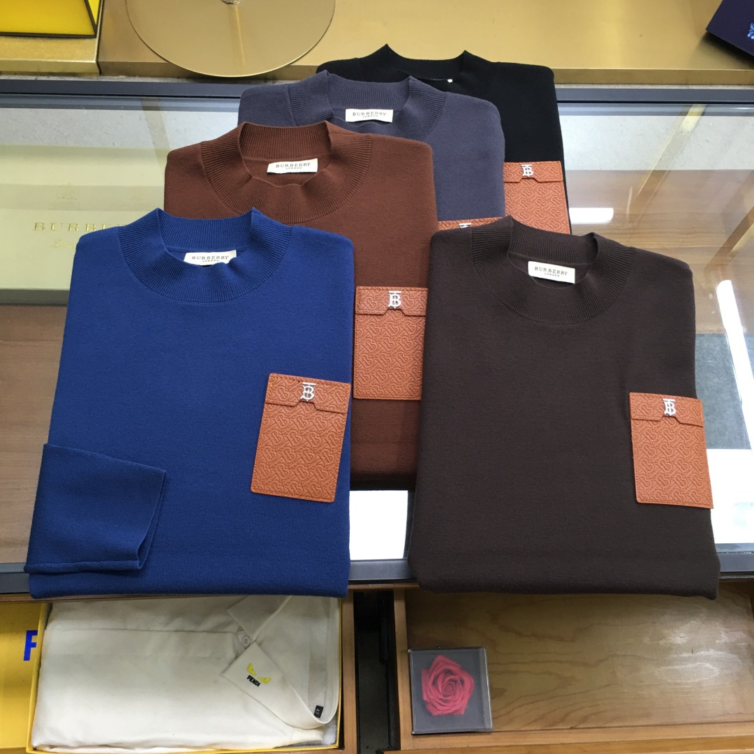 NO:622229,High-end sweater 'Burber..y' is available next day. The latest autumn and winter men's half-turtleneck sweater with embroidered logo. The whole sweater is made of pineapple knitting method. When worn on the body, it looks very full and delicate. The simple high-end style looks particularly subtle and restrained.  Elegant and elegant; the iconic embroidered logo on the chest brings a strong visual effect. It is matched with exquisite 3D three-dimensional embroidery technology. It is concave and convex, full and stylish. It has a high degree of brand identity, bright spots, details and quality. It is a ceiling-level luxury product!  The fabric is 48 merino wool and other high-quality materials. It feels tight and elastic, delicate and soft, comfortable and skin-friendly. The upper body has a particularly good three-dimensional sense. There is no sense of binding when worn close to the body. The drape is also great. It does not pill and deform after long-term wear and washing. Sizes M-3XL (the model is 172 cm and 148 pounds, and the size L is suitable when trying on it. 3xl can wear 195-200 pounds)  5 colors: black, gray, burgundy, caramel, blue..., burberry, sweaters, alexander wang19860909高端毛衣《Burber..y》隔天货 秋冬最新绣标logo男士半高领毛衣,整衣采用菠萝针织法,穿在身上看,非常饱满精致,简约高端风格显得格外含蓄内敛, 斯文雅致；胸前标志性刺绣logo徽标,带来强烈的视觉效果,搭配精致3D立体刺绣工艺,凹凸有致,饱满有型,品牌标识度极高,有亮点有细节有品质,天花板级的顶奢尚品！面料48美丽诺羊毛优质其他,手感紧密高弹,细腻柔软,舒适亲肤,上身立体感特别好,贴身穿着也毫无扎感,垂坠感也超赞,久穿久洗不起球不变形. 尺码M-3XL（模特172厘米148斤试穿L码合适,3xl能穿195-200斤） 5个颜色黑色,灰色,酒红,焦糖色,蓝色..,,burberry,sweaters,alexander wang,Men's clothing