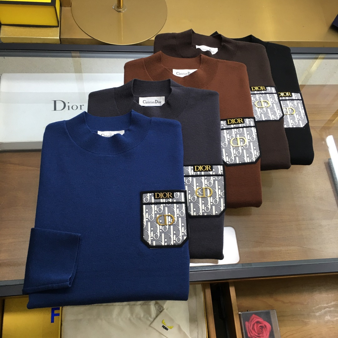 NO:622235,High-end sweater 'Dio..r..' is available next day. The latest autumn and winter men's half-turtleneck sweater with embroidered logo. The whole sweater is made of pineapple knitting method. It looks very full and delicate when worn on the body. The simple high-end style looks particularly subtle and restrained.  Elegant and elegant; the iconic embroidered logo on the chest brings a strong visual effect. It is matched with exquisite 3D three-dimensional embroidery technology. It is concave and convex, full and stylish. It has a high degree of brand identity, bright spots, details and quality. It is a ceiling-level luxury product!  The fabric is 48 merino wool and other high-quality materials. It feels tight and elastic, delicate and soft, comfortable and skin-friendly. The upper body has a particularly good three-dimensional sense. There is no sense of binding when worn close to the body. The drape is also great. It does not pill and deform after long-term wear and washing. Sizes M-3XL (the model is 172 cm and 148 pounds, and the size L is suitable when trying on it. 3xl can wear 195-200 pounds)  5 colors black, grey, burgundy, caramel, blue..., dior, sweaters, alexander wang19860909高端毛衣《Dio..r..》隔天货 秋冬最新绣标logo男士半高领毛衣,整衣采用菠萝针织法,穿在身上看,非常饱满精致,简约高端风格显得格外含蓄内敛, 斯文雅致；胸前标志性刺绣logo徽标,带来强烈的视觉效果,搭配精致3D立体刺绣工艺,凹凸有致,饱满有型,品牌标识度极高,有亮点有细节有品质,天花板级的顶奢尚品！面料48美丽诺羊毛优质其他,手感紧密高弹,细腻柔软,舒适亲肤,上身立体感特别好,贴身穿着也毫无扎感,垂坠感也超赞,久穿久洗不起球不变形. 尺码M-3XL（模特172厘米148斤试穿L码合适,3xl能穿195-200斤） 5个颜色黑色,灰色,酒红,焦糖色,蓝色..,,dior,sweaters,alexander wang,Men's clothing