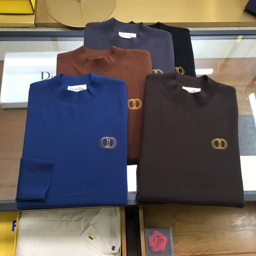 NO:622218,High-end sweater 'Dio..r..' is available next day. The latest autumn and winter men's half-turtleneck sweater with embroidered logo. The whole sweater is made of pineapple knitting method. It looks very full and delicate when worn on the body. The simple high-end style looks particularly subtle and restrained.  Elegant and elegant; the iconic embroidered logo on the chest brings a strong visual effect. It is matched with exquisite 3D three-dimensional embroidery technology. It is concave and convex, full and stylish. It has a high degree of brand identity, bright spots, details and quality. It is a ceiling-level luxury product!  The fabric is 48 merino wool and other high-quality materials. It feels tight and elastic, delicate and soft, comfortable and skin-friendly. The upper body has a particularly good three-dimensional sense. There is no sense of binding when worn close to the body. The drape is also great. It does not pill and deform after long-term wear and washing. Sizes M-3XL (the model is 172 cm and 148 pounds, and the size L is suitable when trying on it. 3xl can wear 195-200 pounds)  5 colors black, grey, burgundy, caramel, blue..., dior, sweaters, alexander wang19860909高端毛衣《Dio..r..》隔天货 秋冬最新绣标logo男士半高领毛衣,整衣采用菠萝针织法,穿在身上看,非常饱满精致,简约高端风格显得格外含蓄内敛, 斯文雅致；胸前标志性刺绣logo徽标,带来强烈的视觉效果,搭配精致3D立体刺绣工艺,凹凸有致,饱满有型,品牌标识度极高,有亮点有细节有品质,天花板级的顶奢尚品！面料48美丽诺羊毛优质其他,手感紧密高弹,细腻柔软,舒适亲肤,上身立体感特别好,贴身穿着也毫无扎感,垂坠感也超赞,久穿久洗不起球不变形. 尺码M-3XL（模特172厘米148斤试穿L码合适,3xl能穿195-200斤） 5个颜色黑色,灰色,酒红,焦糖色,蓝色..,,dior,sweaters,alexander wang,Men's clothing