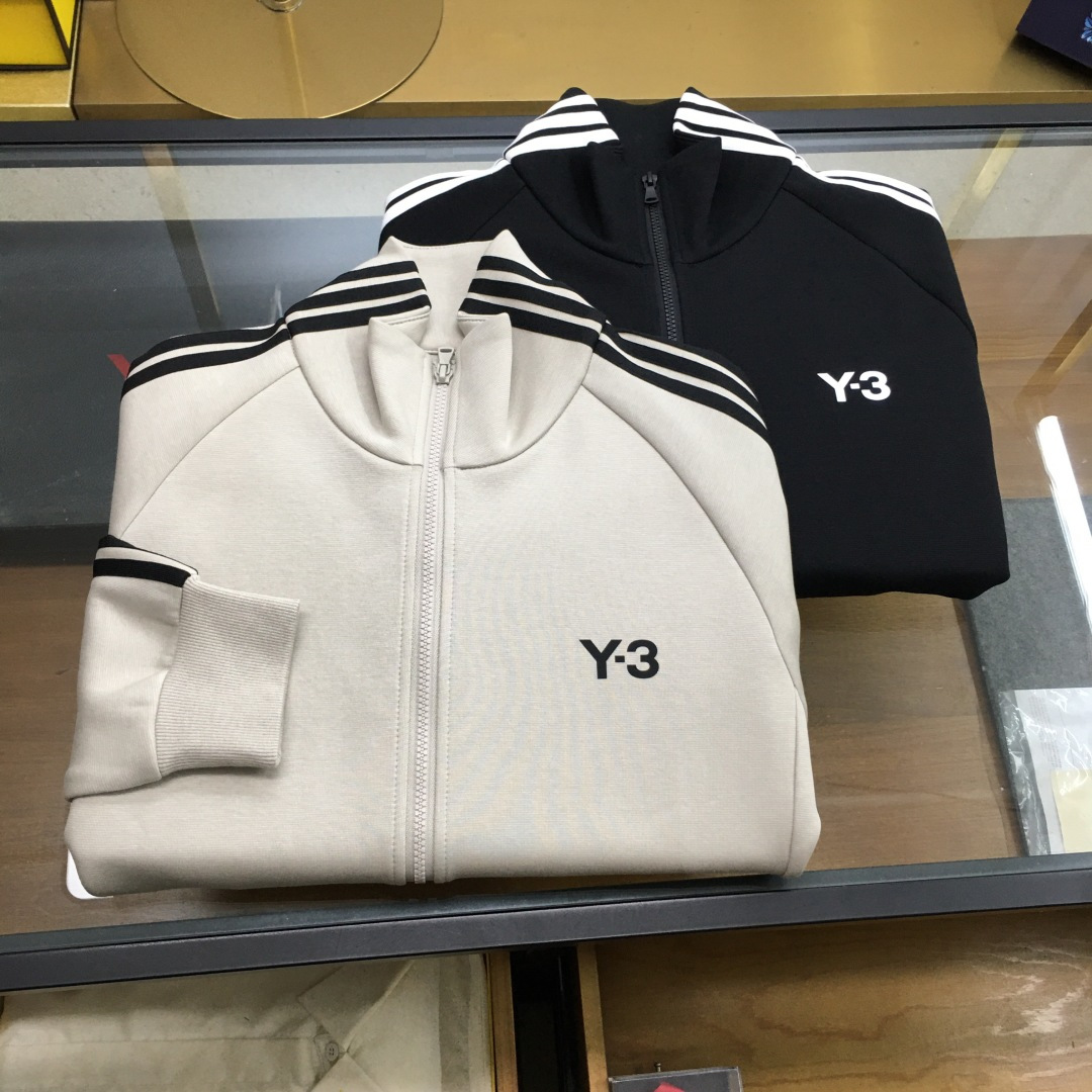 NO:691374,New product 'Y-3' Autumn/Winter/AW Y*3 The classic three-stripes taped logo jacket among the family classics. The counter is synchronized, professionally customized original-grade seven-layer double-sided fabric, to distinguish the terry sweatshirt fabric from the lint problem, the cross-shoulder sleeve design creates a perfect shoulder and back shape, the 3M silicone LOGO on the front and rear panels, and the classic three contrasting color taping decorations on both sides of the arms, emphasizing the style. Hot-selling style  Apricot, black M-3XL...,,hoodie,sweatshirts,jackets & coats,19860909新品《Y-3》 秋冬/AW Y*3 家经典中的经典三条杠压条logo外套 专柜同步,专业定制原版级七明治双面面料,区别毛圈卫衣面料掉毛烦恼,叉肩袖的版型设计,打造完美肩背造型,前后幅的3M硅胶LOGO,两侧手臂经典三条撞色压条装饰,强调风格 爆款爆 杏,黑M-3XL...,,hoodie,sweatshirts,jackets & coats,,Men's clothing