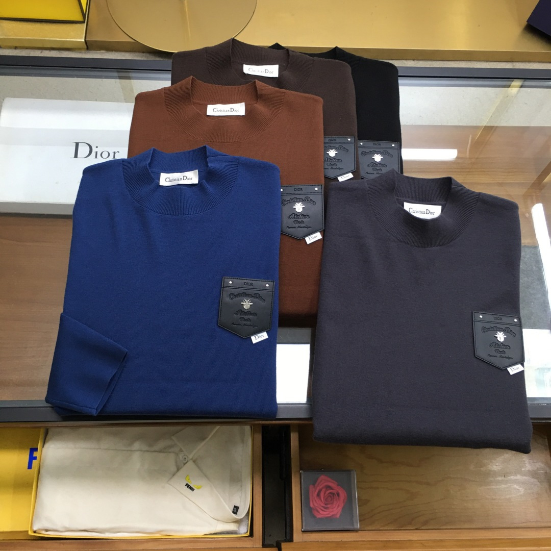 NO:648594,High-end sweater 'Dio..r..' is available next day. The latest autumn and winter men's half-turtleneck sweater with embroidered logo. The whole sweater is made of pineapple knitting method. It looks very full and delicate when worn on the body. The simple high-end style looks particularly subtle and restrained.  Elegant and elegant; the iconic embroidered logo on the chest brings a strong visual effect. It is matched with exquisite 3D three-dimensional embroidery technology. It is concave and convex, full and stylish. It has a high degree of brand identity, bright spots, details and quality. It is a ceiling-level luxury product!  The fabric is 48 merino wool and other high-quality materials. It feels tight and elastic, delicate and soft, comfortable and skin-friendly. The upper body has a particularly good three-dimensional sense. There is no sense of binding when worn close to the body. The drape is also great. It does not pill and deform after long-term wear and washing. Sizes M-3XL (the model is 172 cm and 148 pounds, and the size L is suitable when trying on it. 3xl can wear 195-200 pounds)  5 colors: black, grey, burgundy, caramel, blue., dior, sweaters, alexander wang19860909高端毛衣《Dio..r..》隔天货 秋冬最新绣标logo男士半高领毛衣,整衣采用菠萝针织法,穿在身上看,非常饱满精致,简约高端风格显得格外含蓄内敛, 斯文雅致；胸前标志性刺绣logo徽标,带来强烈的视觉效果,搭配精致3D立体刺绣工艺,凹凸有致,饱满有型,品牌标识度极高,有亮点有细节有品质,天花板级的顶奢尚品！面料48美丽诺羊毛优质其他,手感紧密高弹,细腻柔软,舒适亲肤,上身立体感特别好,贴身穿着也毫无扎感,垂坠感也超赞,久穿久洗不起球不变形. 尺码M-3XL（模特172厘米148斤试穿L码合适,3xl能穿195-200斤） 5个颜色黑色,灰色,酒红,焦糖色,蓝色.,,dior,sweaters,alexander wang,Men's clothing