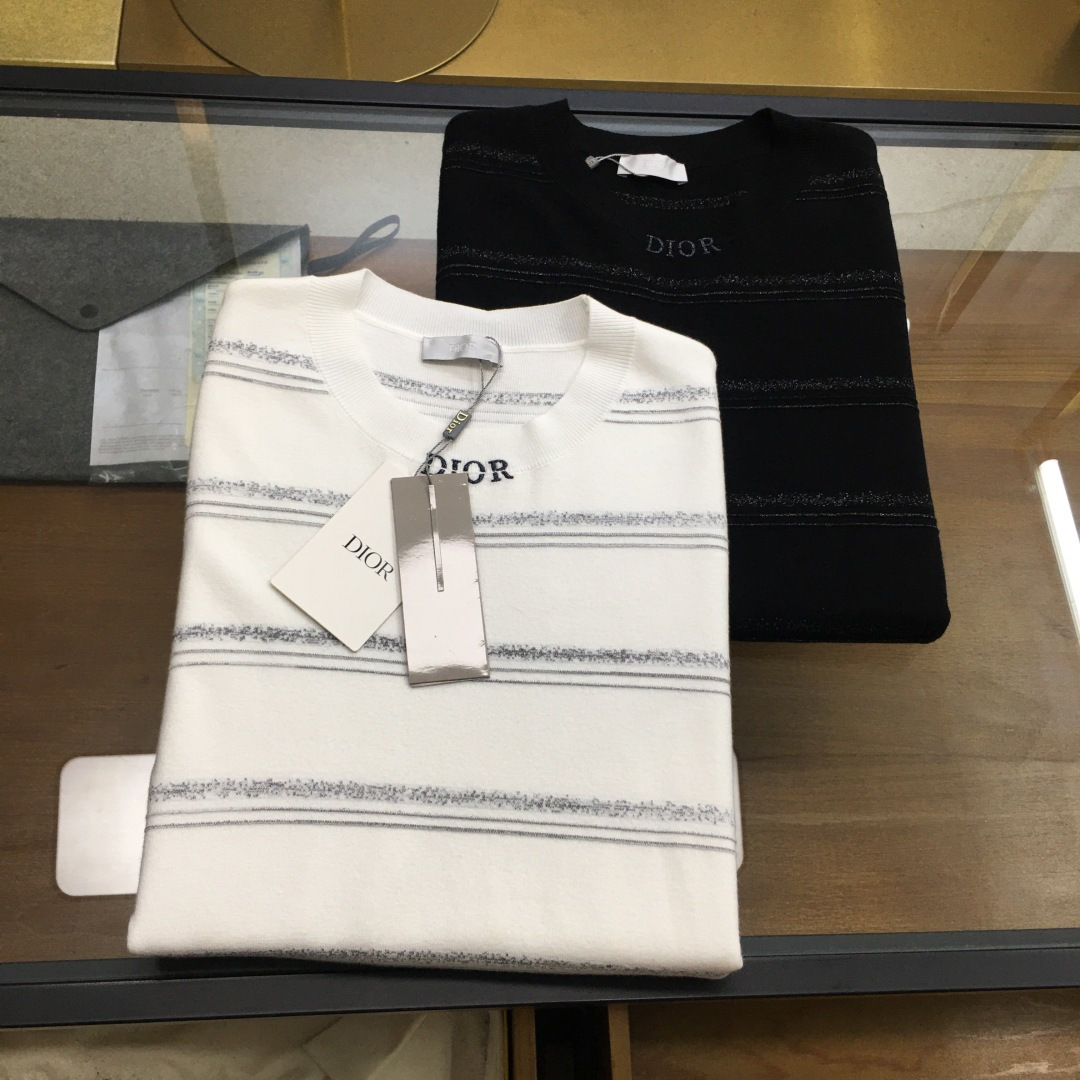 NO:606479,New product [Dio..r] 25FW autumn and winter new mulberry silk wool knitted round neck short-sleeved sweater, men's intarsia contrast color basic casual pullover sweater and sweater!  Trading company channels are rare and available on the official website simultaneously!  This sweater is made of mulberry silk and wool blended yarn supplied by customers, and is made with ultra-fine weaving technology of imported machines. The fabric feels light and silky, and feels extremely soft and skin-friendly against the body, while also taking into account the warmth!  The sweater is designed in solid colors all over, giving people a simple and fashionable feeling, while the contrasting color design at the neckline adds some small highlights and uniqueness to the whole, improving the overall quality and fashion!  In terms of style design, this sweater adopts a basic and conventional round neck style design. This style not only meets the needs of men's daily commuting matching, but also shows the elegant and confident temperament of men!  Size 48-56,,dior,sweaters,T-shirt,alexander wang19860909新品【Dio..r】 25FW秋冬新款桑蚕丝羊毛针织圆领短袖毛衣,男士嵌花撞色基础休闲套头毛衣针织衫！贸易公司渠道稀出,同步官网发售！ 该毛衣采用了客供桑蚕丝羊毛混纺纱线,经过进口机器的超精细织法工艺制成,面料的手感轻薄丝滑,贴身触感极致软糯亲肤,同时也兼顾到了保暖性！毛衣全身采用纯色设计,给人一种简约而时尚的感觉,而领口处的撞色设计,则为整体增添了一些小小的亮点和独特之处,提升了整体的品质和时尚度！在版型设计上,这款毛衣采用了基础常规的圆领版型设计,这样的版型不仅符合男士日常通勤搭配的需求,还能够展现出男性优雅而自信的气质！ 尺码48-56,,dior,sweaters,T-shirt,alexander wang,Men's clothing