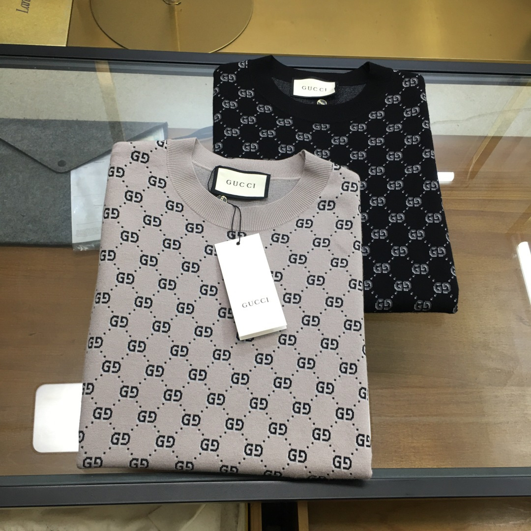 NO:606487,New product [G.uci] 25FW autumn and winter new mulberry silk wool knitted round neck short-sleeved sweater, men's intarsia contrast color basic casual pullover sweater and sweater!  Trading company channels are rare and available on the official website simultaneously!  This sweater is made of mulberry silk and wool blended yarn supplied by customers, and is made with ultra-fine weaving technology of imported machines. The fabric feels light and silky, and feels extremely soft and skin-friendly against the body, while also taking into account the warmth!  The jacquard logo design all over the sweater gives people a simple and fashionable feeling, while the contrasting color design at the neckline adds some small highlights and uniqueness to the whole, improving the overall quality and fashion!  In terms of style design, this sweater adopts a basic and conventional round neck style design. This style not only meets the needs of men's daily commuting matching, but also shows the elegant and confident temperament of men!  Size 48-56,,sweaters,T-shirt,alexander wang19860909新品【G.uci】 25FW秋冬新款桑蚕丝羊毛针织圆领短袖毛衣,男士嵌花撞色基础休闲套头毛衣针织衫！贸易公司渠道稀出,同步官网发售！ 该毛衣采用了客供桑蚕丝羊毛混纺纱线,经过进口机器的超精细织法工艺制成,面料的手感轻薄丝滑,贴身触感极致软糯亲肤,同时也兼顾到了保暖性！毛衣全身提花logo设计,给人一种简约而时尚的感觉,而领口处的撞色设计,则为整体增添了一些小小的亮点和独特之处,提升了整体的品质和时尚度！在版型设计上,这款毛衣采用了基础常规的圆领版型设计,这样的版型不仅符合男士日常通勤搭配的需求,还能够展现出男性优雅而自信的气质！ 尺码48-56,,sweaters,T-shirt,alexander wang,Men's clothing