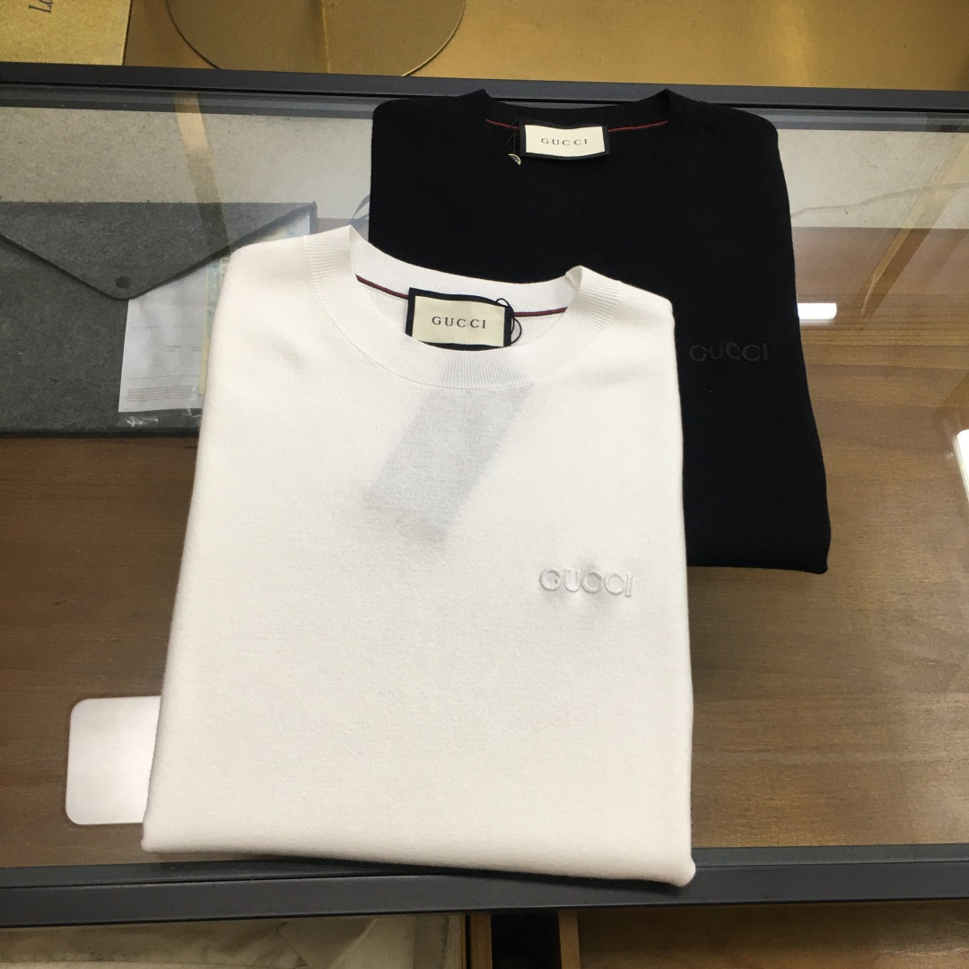 NO:606507,New product [G.uci] 25FW autumn and winter new mulberry silk wool solid color knitted round neck short-sleeved sweater, men's intarsia contrast color basic casual pullover sweater and sweater!  Trading company channels are rare and available on the official website simultaneously!  This sweater is made of mulberry silk and wool blended yarn supplied by customers, and is made with ultra-fine weaving technology of imported machines. The fabric feels light and silky, and feels extremely soft and skin-friendly against the body, while also taking into account the warmth!  The sweater is designed in solid colors all over, giving people a simple and fashionable feeling, while the contrasting color design at the neckline adds some small highlights and uniqueness to the whole, improving the overall quality and fashion!  In terms of style design, this sweater adopts a basic and conventional round neck style design. This style not only meets the needs of men's daily commuting matching, but also shows the elegant and confident temperament of men!  Size 48-56,,sweaters,T-shirt,alexander wang19860909新品【G.uci】 25FW秋冬新款桑蚕丝羊毛纯色针织圆领短袖毛衣,男士嵌花撞色基础休闲套头毛衣针织衫！贸易公司渠道稀出,同步官网发售！ 该毛衣采用了客供桑蚕丝羊毛混纺纱线,经过进口机器的超精细织法工艺制成,面料的手感轻薄丝滑,贴身触感极致软糯亲肤,同时也兼顾到了保暖性！毛衣全身采用纯色设计,给人一种简约而时尚的感觉,而领口处的撞色设计,则为整体增添了一些小小的亮点和独特之处,提升了整体的品质和时尚度！在版型设计上,这款毛衣采用了基础常规的圆领版型设计,这样的版型不仅符合男士日常通勤搭配的需求,还能够展现出男性优雅而自信的气质！ 尺码48-56,,sweaters,T-shirt,alexander wang,Men's clothing