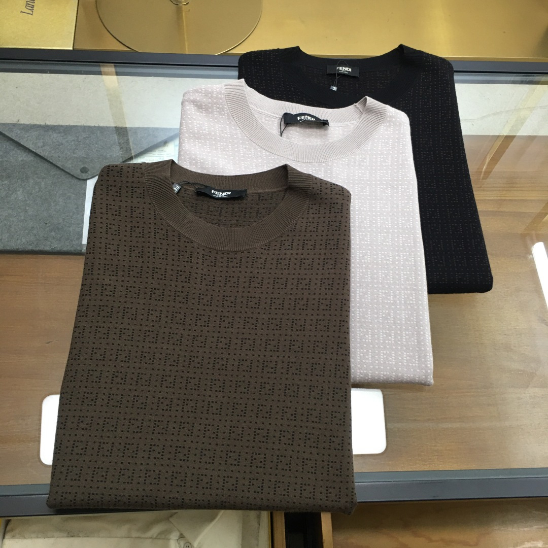 NO:606491,New product [Fend] 25FW autumn and winter new mulberry silk wool knitted round neck short-sleeved sweater, men's intarsia contrast color basic casual pullover sweater!  Trading company channels are rare and available on the official website simultaneously!  This sweater is made of mulberry silk and wool blended yarn supplied by customers, and is made with ultra-fine weaving technology of imported machines. The fabric feels light and silky, and feels extremely soft and skin-friendly against the body, while also taking into account the warmth!  The sweater is designed in solid colors all over, giving people a simple and fashionable feeling, while the contrasting color design at the neckline adds some small highlights and uniqueness to the whole, improving the overall quality and fashion!  In terms of style design, this sweater adopts a basic and conventional round neck style design. This style not only meets the needs of men's daily commuting matching, but also shows the elegant and confident temperament of men!  Size 48-56,,fendi,sweaters,T-shirt,alexander wang19860909新品【Fend】 25FW秋冬新款桑蚕丝羊毛针织圆领短袖毛衣,男士嵌花撞色基础休闲套头毛衣针织衫！贸易公司渠道稀出,同步官网发售！ 该毛衣采用了客供桑蚕丝羊毛混纺纱线,经过进口机器的超精细织法工艺制成,面料的手感轻薄丝滑,贴身触感极致软糯亲肤,同时也兼顾到了保暖性！毛衣全身采用纯色设计,给人一种简约而时尚的感觉,而领口处的撞色设计,则为整体增添了一些小小的亮点和独特之处,提升了整体的品质和时尚度！在版型设计上,这款毛衣采用了基础常规的圆领版型设计,这样的版型不仅符合男士日常通勤搭配的需求,还能够展现出男性优雅而自信的气质！ 尺码48-56,,fendi,sweaters,T-shirt,alexander wang,Men's clothing