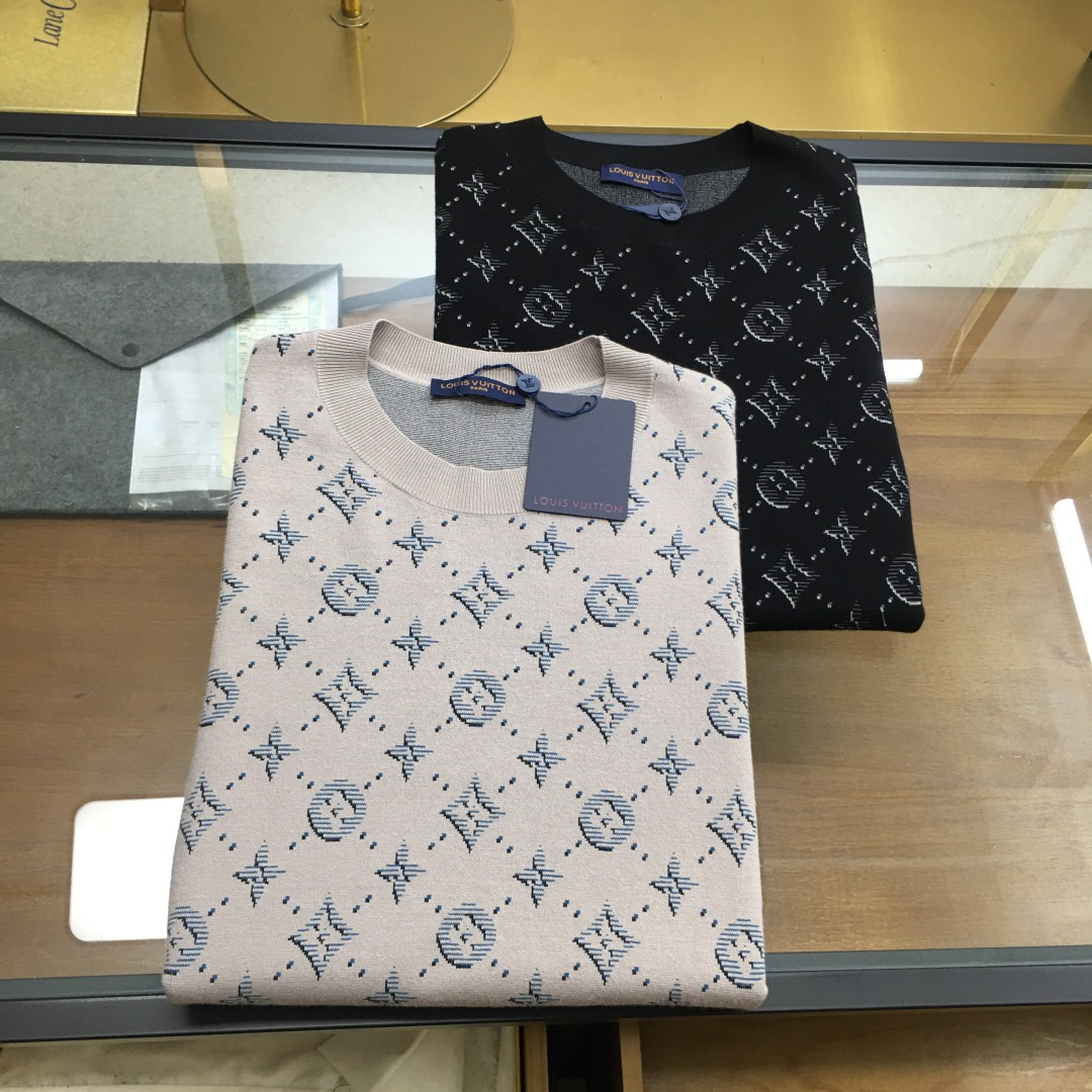 NO:606483,New product [L.v] 25FW autumn and winter new mulberry silk wool knitted round neck short-sleeved sweater, men's intarsia contrast color basic casual pullover sweater!  Trading company channels are rare and available on the official website simultaneously!  This sweater is made of mulberry silk and wool blended yarn supplied by customers, and is made with ultra-fine weaving technology of imported machines. The fabric feels light and silky, and feels extremely soft and skin-friendly against the body, while also taking into account the warmth!  The jacquard logo design all over the sweater gives people a simple and fashionable feeling, while the contrasting color design at the neckline adds some small highlights and uniqueness to the whole, improving the overall quality and fashion!  In terms of style design, this sweater adopts a basic and conventional round neck style design. This style not only meets the needs of men's daily commuting matching, but also shows the elegant and confident temperament of men!  Size 48-56,,sweaters,T-shirt,alexander wang19860909新品【L.v】 25FW秋冬新款桑蚕丝羊毛针织圆领短袖毛衣,男士嵌花撞色基础休闲套头毛衣针织衫！贸易公司渠道稀出,同步官网发售！ 该毛衣采用了客供桑蚕丝羊毛混纺纱线,经过进口机器的超精细织法工艺制成,面料的手感轻薄丝滑,贴身触感极致软糯亲肤,同时也兼顾到了保暖性！毛衣全身提花logo设计,给人一种简约而时尚的感觉,而领口处的撞色设计,则为整体增添了一些小小的亮点和独特之处,提升了整体的品质和时尚度！在版型设计上,这款毛衣采用了基础常规的圆领版型设计,这样的版型不仅符合男士日常通勤搭配的需求,还能够展现出男性优雅而自信的气质！ 尺码48-56,,sweaters,T-shirt,alexander wang,Men's clothing