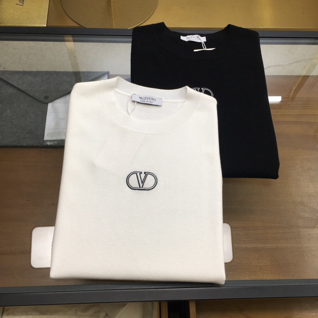 NO:606512,New product [VLTN] 25FW autumn and winter new mulberry silk wool solid color knitted round neck short-sleeved sweater, men's intarsia contrast color basic casual pullover sweater sweater!  Trading company channels are rare and available on the official website simultaneously!  This sweater is made of mulberry silk and wool blended yarn supplied by customers, and is made with ultra-fine weaving technology of imported machines. The fabric feels light and silky, and feels extremely soft and skin-friendly against the body, while also taking into account the warmth!  The sweater is designed in solid colors all over, giving people a simple and fashionable feeling, while the contrasting color design at the neckline adds some small highlights and uniqueness to the whole, improving the overall quality and fashion!  In terms of style design, this sweater adopts a basic and conventional round neck style design. This style not only meets the needs of men's daily commuting matching, but also shows the elegant and confident temperament of men!  Size 48-56,,sweaters,T-shirt,alexander wang19860909新品【VLTN】 25FW秋冬新款桑蚕丝羊毛纯色针织圆领短袖毛衣,男士嵌花撞色基础休闲套头毛衣针织衫！贸易公司渠道稀出,同步官网发售！ 该毛衣采用了客供桑蚕丝羊毛混纺纱线,经过进口机器的超精细织法工艺制成,面料的手感轻薄丝滑,贴身触感极致软糯亲肤,同时也兼顾到了保暖性！毛衣全身采用纯色设计,给人一种简约而时尚的感觉,而领口处的撞色设计,则为整体增添了一些小小的亮点和独特之处,提升了整体的品质和时尚度！在版型设计上,这款毛衣采用了基础常规的圆领版型设计,这样的版型不仅符合男士日常通勤搭配的需求,还能够展现出男性优雅而自信的气质！ 尺码48-56,,sweaters,T-shirt,alexander wang,Men's clothing