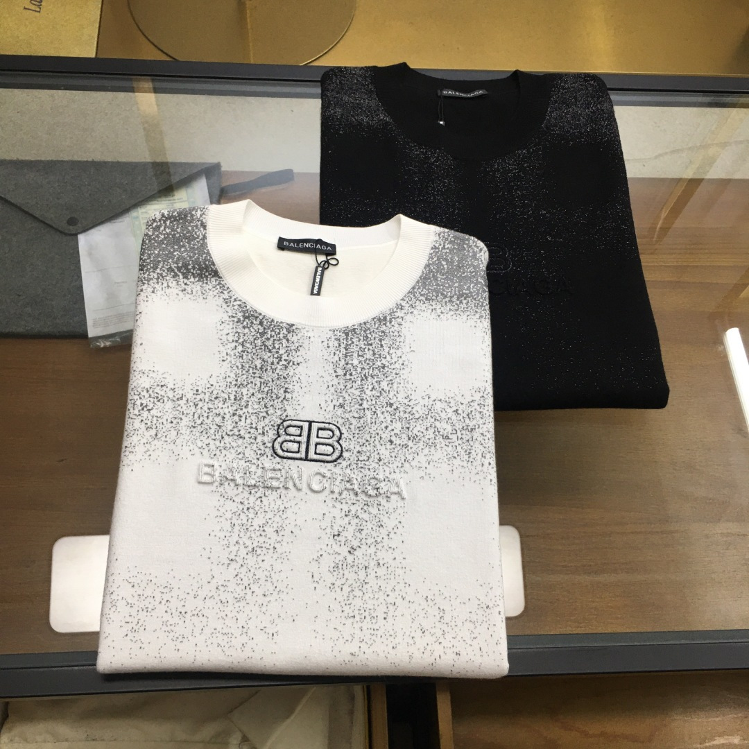 NO:606475,New product [BLCA] 25FW autumn and winter new mulberry silk wool knitted round neck short-sleeved sweater, men's intarsia contrast color basic casual pullover sweater and sweater!  Trading company channels are rare and available on the official website simultaneously!  This sweater is made of mulberry silk and wool blended yarn supplied by customers, and is made with ultra-fine weaving technology of imported machines. The fabric feels light and silky, and feels extremely soft and skin-friendly against the body, while also taking into account the warmth!  The sweater is designed in solid colors all over, giving people a simple and fashionable feeling, while the contrasting color design at the neckline adds some small highlights and uniqueness to the whole, improving the overall quality and fashion!  In terms of style design, this sweater adopts a basic and conventional round neck style design. This style not only meets the needs of men's daily commuting matching, but also shows the elegant and confident temperament of men!  Size 48-56,,sweaters,T-shirt,alexander wang19860909新品【BLCA】 25FW秋冬新款桑蚕丝羊毛针织圆领短袖毛衣,男士嵌花撞色基础休闲套头毛衣针织衫！贸易公司渠道稀出,同步官网发售！ 该毛衣采用了客供桑蚕丝羊毛混纺纱线,经过进口机器的超精细织法工艺制成,面料的手感轻薄丝滑,贴身触感极致软糯亲肤,同时也兼顾到了保暖性！毛衣全身采用纯色设计,给人一种简约而时尚的感觉,而领口处的撞色设计,则为整体增添了一些小小的亮点和独特之处,提升了整体的品质和时尚度！在版型设计上,这款毛衣采用了基础常规的圆领版型设计,这样的版型不仅符合男士日常通勤搭配的需求,还能够展现出男性优雅而自信的气质！ 尺码48-56,,sweaters,T-shirt,alexander wang,Men's clothing