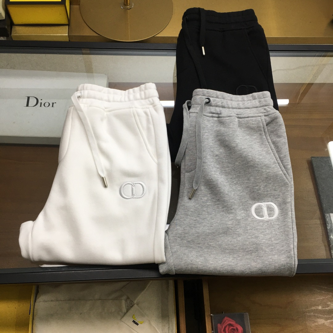 NO:606482,New product 'Dio..r' 2025 season counter new men's casual pants, simple and fashionable design, advanced custom-made cotton fabric with good warmth retention, high elasticity and comfort, impeccable details, top-grade accessories, embroidered logo craft design concept, delicate and soft feel!  The upper body fit is awesome!  Size M-XXXL, please state your height and weight when ordering, dior, alexander wang19860909新品 《Dio..r》 2025季专柜新款男士休闲裤,简约风时尚设计,高级定制精棉面料保暖性好 弹力舒适度极高,细节无可挑剔,顶级辅料配备,刺绣logo工艺设计理念,手感细腻柔软！上身版型超赞！尺码M-XXXL下单报身高体重,,dior,alexander wang,Men's clothing