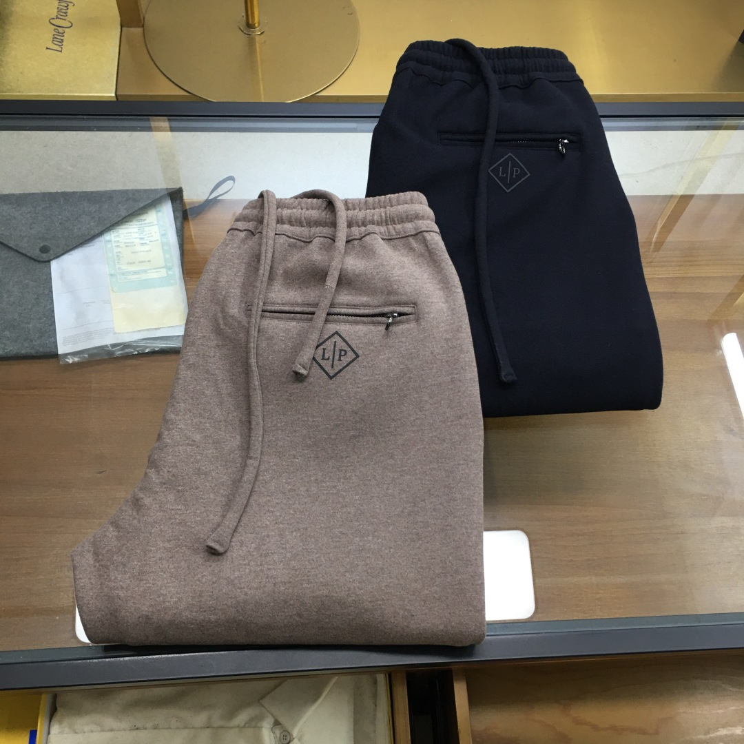 NO:622217,New product [LP] Autumn/Winter/AW Noyo L*P camel velvet mulberry silk fabric trousers. This trousers embodies tailoring technology and tells the story of inheritance and innovation with excellent and extraordinary shapes and luxurious materials. The fabric has a tight structure, is soft, durable and warm. The back zipper pocket is decorated with LOGO, custom logo zipper closure, elegant and classic tailoring, and the sewn elastic waistband ensures all-day comfort. The fabric is soft to the touch, making it easy to create a classic look.  Tuoke, navy blue M～3XL.,, loro piana, alexander wang19860909新品【LP】 秋冬/AW 诺悠L*P 骆驼绒桑蚕丝面料长裤 这款长裤凝聚精裁工艺,以卓越非凡的版型和华贵材质讲述传承与创新的故事面料结构紧密,柔软耐穿又保暖,后幅拉链口袋处饰有LOGO,订制徽标拉链开合,剪裁优雅经典,缝制松紧腰头确保全天舒适穿着,面料触感柔软,轻松打造经典造型 驼咖,藏蓝M～3XL.,,loro piana,alexander wang,Men's clothing