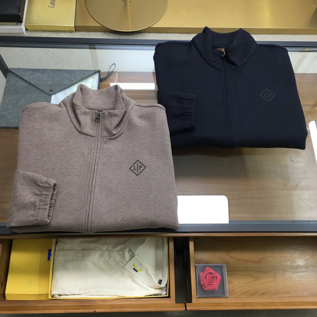 NO:622225,New product [LP] Autumn/Winter/AW Noyo L*P iconic Bomberf bomber jacket. This iconic bomber jacket is reinterpreted with camel velvet mulberry silk fabric, presenting exquisite design and casual style, easily blending practicality and low-key luxury style. The fabric has a tight structure, is soft, durable and warm. It is decorated with LOGO on the left chest, custom logo two-way zipper closure, elegant and classic tailoring, harmoniously blending the exquisite style of formal wear with the uninhibited style of the bomber jacket.  Tuoke, navy blue M～3XL.,,loro piana,jackets & coats,jackets & coats,alexander wang19860909新品【LP】 秋冬/AW 诺悠L*P 标志性Bomberf飞行员夹克外套 这款标志性飞行员夹克以骆驼绒桑蚕丝面料重新诠释,呈现精致设计与休闲风格,轻松融合实用性与低调奢华格调面料结构紧密,柔软耐穿又保暖,左胸饰有LOGO,订制徽标双向拉链开合,剪裁优雅经典,将正装的精致风格与飞行员夹克的不羁风范和谐相融 驼咖,藏蓝M～3XL.,,loro piana,jackets & coats,jackets & coats,alexander wang,Men's clothing