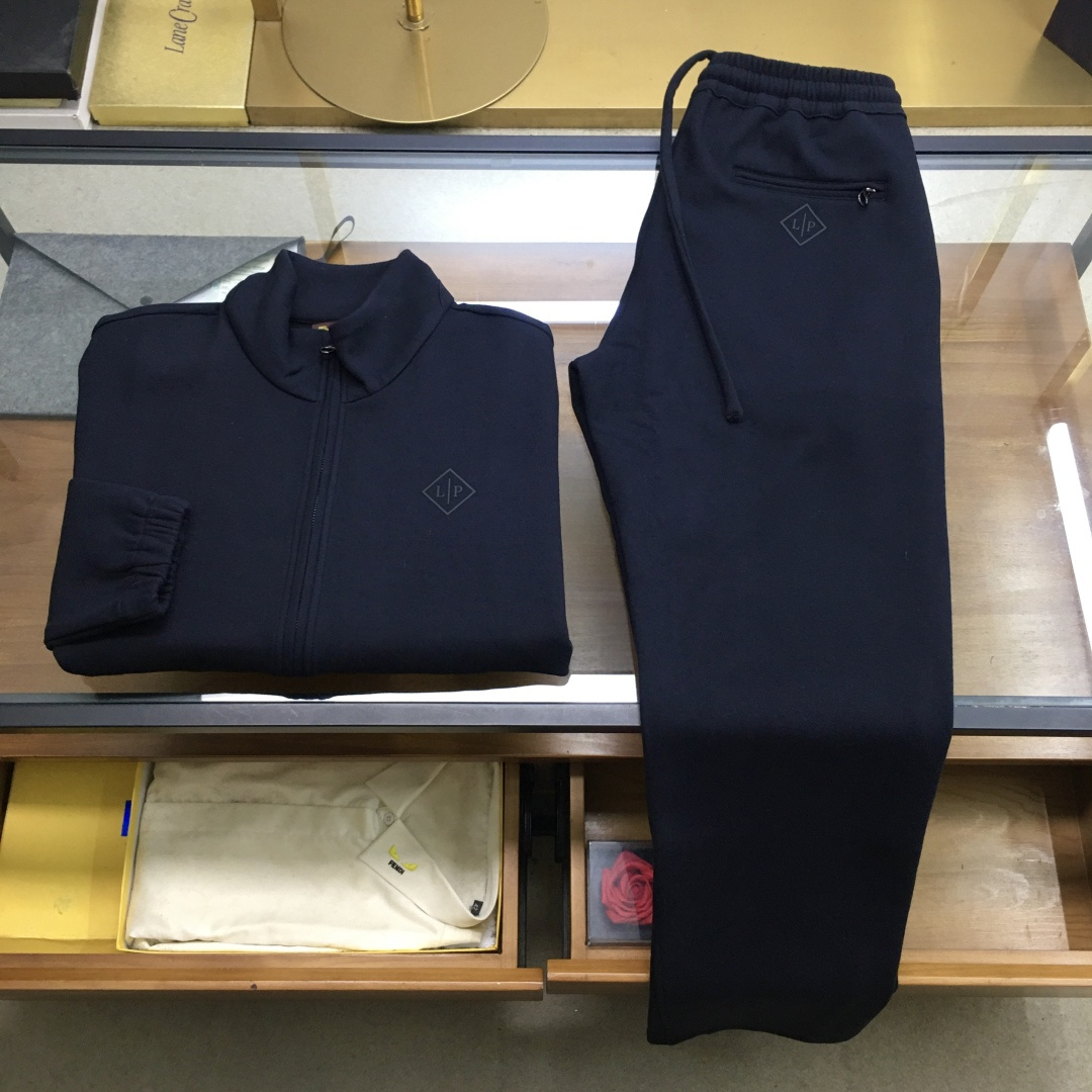 NO:622237,.New suit jacket pants [LP] for sale Autumn/Winter/AW Noyo L*P iconic Bomberf bomber jacket suit This iconic bomber jacket is reinterpreted with camel velvet mulberry silk fabric, presenting exquisite design and casual style, easily blending practicality and low-key luxury style. The fabric has a tight structure, is soft, durable and warm. The left chest is decorated with LOGO, custom logo two-way zipper closure, elegant and classic tailoring, harmoniously blending the exquisite style of formal wear with the uninhibited style of the bomber jacket.  Tuoke, navy blue M～3XL.,,loro piana,jackets & coats,jackets & coats,alexander wang19860909.新品套装外套裤【LP】拆卖 秋冬/AW 诺悠L*P 标志性Bomberf飞行员夹克外套套装 这款标志性飞行员夹克以骆驼绒桑蚕丝面料重新诠释,呈现精致设计与休闲风格,轻松融合实用性与低调奢华格调面料结构紧密,柔软耐穿又保暖,左胸饰有LOGO,订制徽标双向拉链开合,剪裁优雅经典,将正装的精致风格与飞行员夹克的不羁风范和谐相融 驼咖,藏蓝M～3XL.,,loro piana,jackets & coats,jackets & coats,alexander wang,Men's clothing