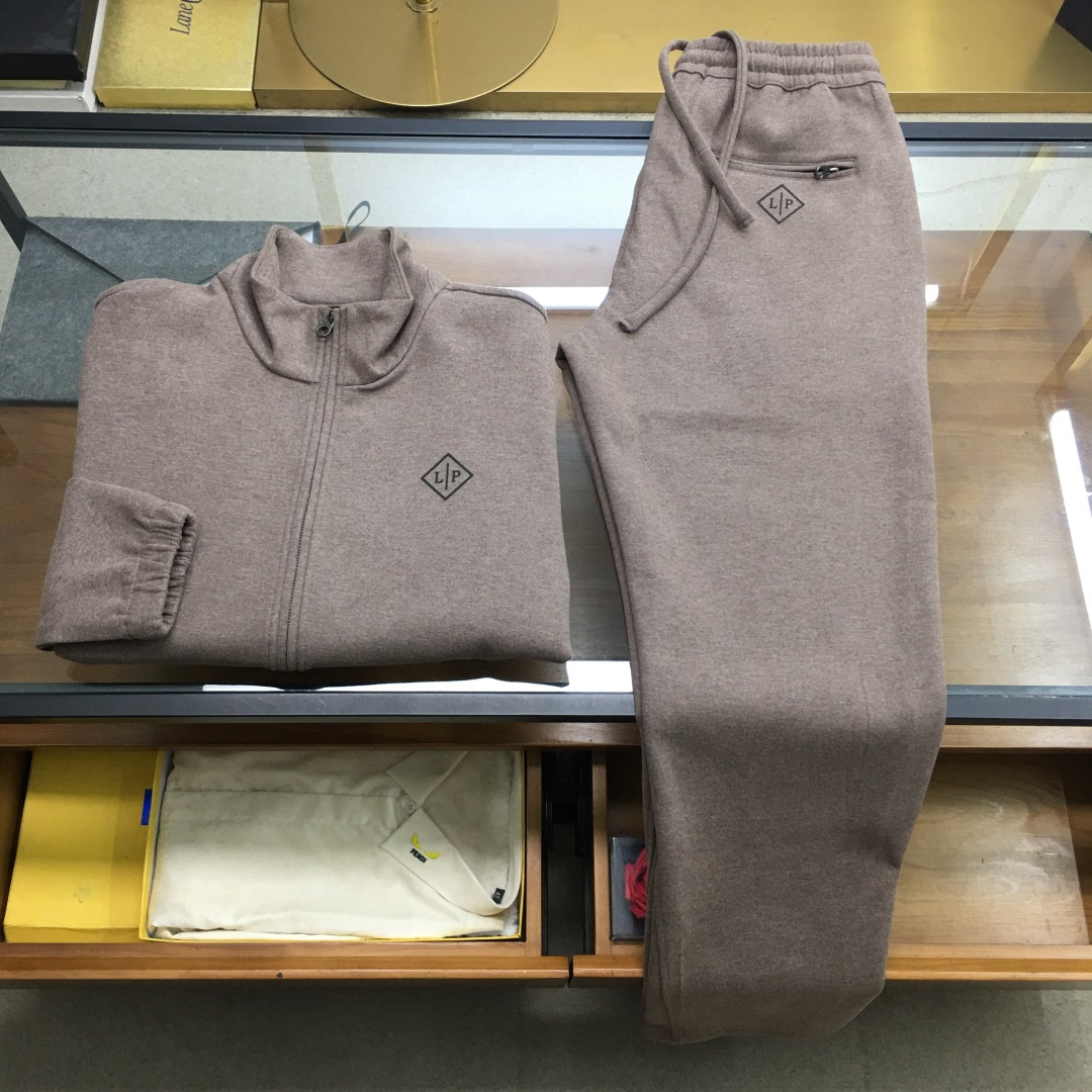 NO:622231,New Suit Jacket Pants [LP] For Sale Autumn/Winter/AW Noyo L*P Iconic Bomberf Bomberf Bomber Jacket Suit This iconic bomber jacket is reinterpreted with camel velvet mulberry silk fabric, presenting exquisite design and casual style, easily blending practicality and low-key luxury style. The fabric has a tight structure, is soft, durable and warm. It is decorated with LOGO on the left chest, custom logo two-way zipper closure, elegant and classic tailoring, harmoniously blending the exquisite style of formal wear with the uninhibited style of the bomber jacket.  Tuoke, navy blue M～3XL.,,loro piana,jackets & coats,jackets & coats,alexander wang19860909新品套装外套裤【LP】拆卖 秋冬/AW 诺悠L*P 标志性Bomberf飞行员夹克外套套装 这款标志性飞行员夹克以骆驼绒桑蚕丝面料重新诠释,呈现精致设计与休闲风格,轻松融合实用性与低调奢华格调面料结构紧密,柔软耐穿又保暖,左胸饰有LOGO,订制徽标双向拉链开合,剪裁优雅经典,将正装的精致风格与飞行员夹克的不羁风范和谐相融 驼咖,藏蓝M～3XL.,,loro piana,jackets & coats,jackets & coats,alexander wang,Men's clothing