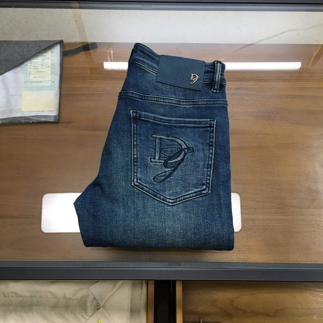 NO:606502,New product 'Dio..r' 25 men's fashionable denim trousers!  Trading company channels are rare, leading official website sales!  The latest trousers item is presented, a must-have for all quality-controlled male fans. Such a pair of high-end jeans is rare in the world!  This pair of jeans is made of imported washed denim cotton fabric supplied by customers. The flexible and solid fabric is naturally stiff and tough, with a soft and elastic feel, and delicate facial texture details. The fashionable performance of this single product is irresistible!  There is a leather label on the back waist nameplate, vintage buttons engraved with exquisite logos, and a YKK metal zipper closure on the placket. All the accessories are exquisitely configured!  The jeans are perfectly tailored and can be used daily to enhance your style. The upper body effect will definitely not let you down!  Size 29-38 (35 no 37) .,,dior,jeans,alexander wang19860909新品《Dio..r》 25男士时尚牛仔长裤！贸易公司渠道稀出,领先官网发售！最新裤装单品奉献,所有品质控男粉必须入手的极品,这样一条段位的牛仔裤,担得起世所罕见！ 此款牛仔裤甄选客供进口水洗牛仔棉布制成,柔韧又坚实的面料天然的挺括和硬朗既视感,手感柔软富有弹力,细腻的面部织纹细节,这种单品所带来的时髦性能让人无法抵抗！后腰铭牌皮标,刻有精致字样Logo的复古纽扣,以及门襟YKK金属拉链闭合,所有辅料配置精妙绝伦！牛仔裤版型完美剪裁,日常搭配起来足以提升你的穿搭格调,上身效果绝对不会让你失望！ 尺码29-38（35无37） .,,dior,jeans,alexander wang,Men's clothing