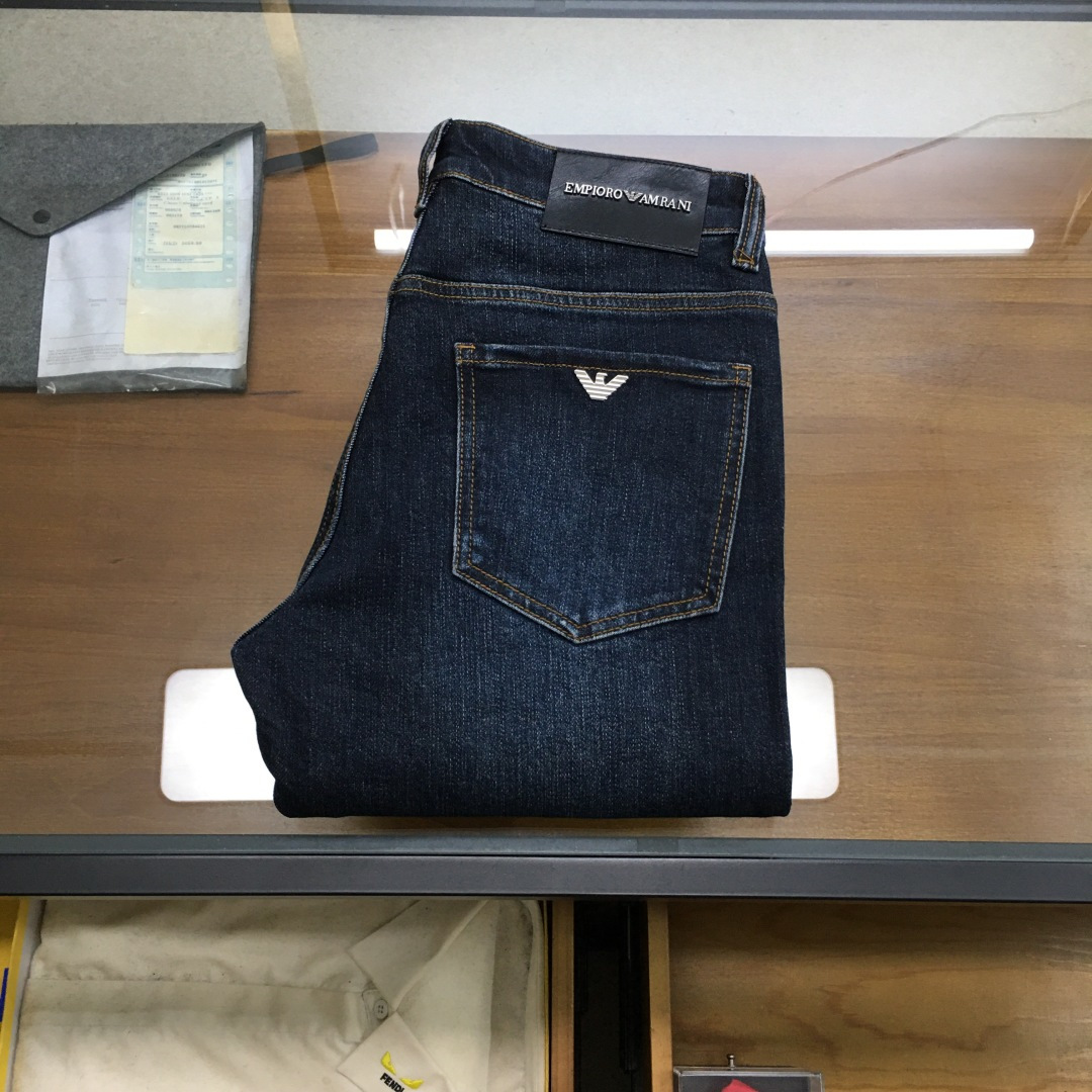 NO:600014,New jeans [Aman..i] 2025 autumn and winter exclusive new jeans, high-end version!  The custom-made fabrics at the counter have high warmth and comfort, impeccable details, and brand element design concepts, reflecting high quality. It feels delicate and soft!  It presents a casual cut and the upper body shape is awesome!  Code number 29-3835,,jeans,alexander wang19860909新品牛仔裤【Aman..i】 2025秋冬独家专供新款牛仔裤,高端版本！专柜定制面料 保暖舒适度高,细节无可挑剔,品牌元素设计理念,体现高品质.手感细腻柔软！呈现休闲裁剪,上身版型超赞！码数29-3835,,jeans,alexander wang,Men's clothing