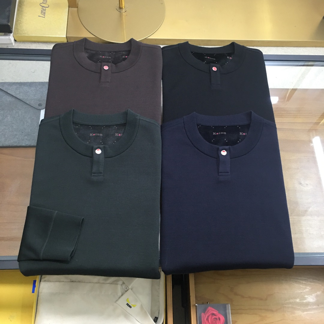 NO:606495,Top quality【Kiton】  25 autumn and winter men's new round neck Tencel wool (silk velvet) long sleeves. Selected 4 colors, code number, 48-58, this product uses a clear flat weave (silk velvet lining), the overall unique flat stitch clean design has a higher grade, more refined in kind. The material is made of high-quality Tencel wool and silk velvet lining, the double layer composite has a certain thickness, it is super comfortable to wear, both warm and comfortable, no pilling, no scratching  , the four principles of no deformation and no fading, especially skin-friendly and textured, high-end. This style adopts a business round neck clean version with a small logo design. It can be worn outside in autumn and is a warm cashmere sweater in winter. It is really a practical product. The ultra-precision fine knitting method is luxurious, and the counter-needle edge stitching technology improves the texture of men's clothing. It is a must-have for fashionable and light luxury business,, alexander  wang19860909顶品【Kiton】 25秋冬男士新款圆领天丝羊毛（复蚕丝绒）长袖.精选4个色,码数,48-58,本品采用净面平版的织法（内里复蚕丝绒）,整体特有的平针净版设计具有更高档次,实物更精致.选材优质天丝羊毛复上内里蚕丝绒,双层复合有一定厚度,穿着时超级舒服,既保暖又舒适,做到不起球,不扎人,不变形,不退色的四不原则,特别有亲肤感而且具有质感,上档次.此款在工艺上采用商务圆领净版小logo设计,秋季可外穿,冬季就是一件保暖的羊绒衫,真是一件实用的佳品.超精密细针织法尽显奢华,反针靠边缝合技术提升了男士的服装质感,时尚轻奢商务的必备,,alexander wang,Men's clothing