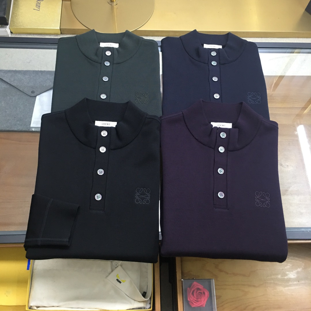 NO:606499,Top quality【Loew】  25 autumn and winter men's new round neck Tencel wool (silk velvet) long sleeves. Selected 4 colors, code number, 48-58, this product uses a clear flat weave (silk velvet inside), the overall unique flat stitch clean design has a higher grade, more refined in kind. The material is made of high-quality Tencel wool with silk velvet lining, the double layer composite has a certain thickness, it is super comfortable to wear, both warm and comfortable, and it does not pill, does not scratch, and does not change  The four principles of shape and non-fading, especially skin-friendly and textured, are high-end. This model adopts a business round neck clean version with a small logo design. It can be worn outside in autumn and is a warm cashmere sweater in winter. It is really a practical product. The ultra-precision fine knitting method shows luxury, and the counter-needle side stitching technology improves the texture of men's clothing. It is a must-have for fashionable and light luxury business, loewe, alexander  wang19860909顶品【Loew】 25秋冬男士新款圆领天丝羊毛（复蚕丝绒）长袖.精选4个色,码数,48-58,本品采用净面平版的织法（内里复蚕丝绒）,整体特有的平针净版设计具有更高档次,实物更精致.选材优质天丝羊毛复上内里蚕丝绒,双层复合有一定厚度,穿着时超级舒服,既保暖又舒适,做到不起球,不扎人,不变形,不退色的四不原则,特别有亲肤感而且具有质感,上档次.此款在工艺上采用商务圆领净版小logo设计,秋季可外穿,冬季就是一件保暖的羊绒衫,真是一件实用的佳品.超精密细针织法尽显奢华,反针靠边缝合技术提升了男士的服装质感,时尚轻奢商务的必备,,loewe,alexander wang,Men's clothing