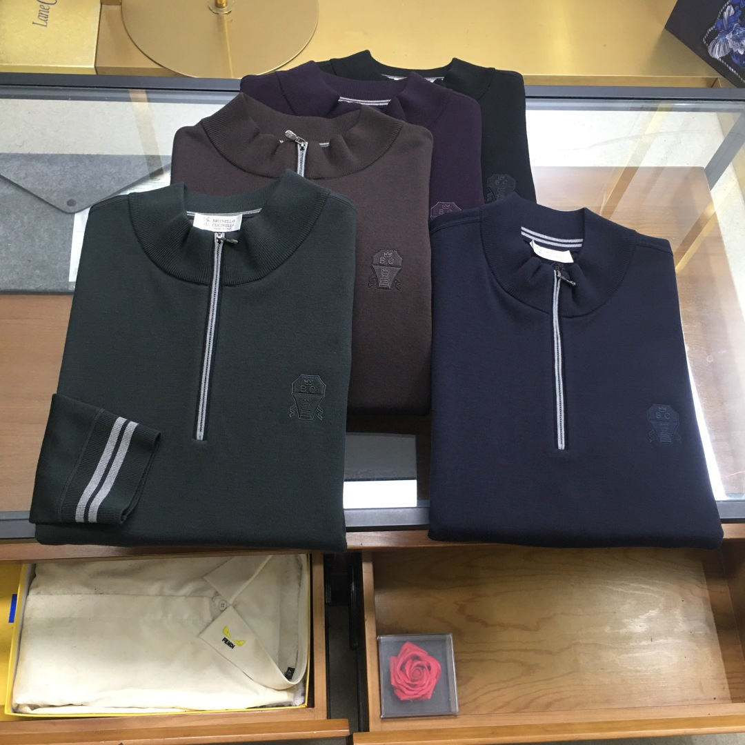 NO:606504,Top quality【BC】  25 autumn and winter men's new round neck Tencel wool (silk velvet) long sleeves. Selected 5 colors, code number, 48-56, this product uses a clear flat weave (silk velvet lining), the overall unique flat stitch clean design has a higher grade, more refined in kind. The material is made of high-quality Tencel wool and silk velvet lining, the double layer composite has a certain thickness, it is super comfortable to wear, both warm and comfortable, no pilling, no scratching  , the four principles of no deformation and no fading, especially skin-friendly and textured, high-end. This style adopts a business round neck clean version with a small logo design. It can be worn outside in autumn and is a warm cashmere sweater in winter. It is really a practical product. The ultra-precision fine knitting method is luxurious, and the counter-needle edge stitching technology improves the texture of men's clothing. It is a must-have for fashionable and light luxury business,, alexander  wang19860909顶品【BC】 25秋冬男士新款圆领天丝羊毛（复蚕丝绒）长袖.精选5个色,码数,48-56,本品采用净面平版的织法（内里复蚕丝绒）,整体特有的平针净版设计具有更高档次,实物更精致.选材优质天丝羊毛复上内里蚕丝绒,双层复合有一定厚度,穿着时超级舒服,既保暖又舒适,做到不起球,不扎人,不变形,不退色的四不原则,特别有亲肤感而且具有质感,上档次.此款在工艺上采用商务圆领净版小logo设计,秋季可外穿,冬季就是一件保暖的羊绒衫,真是一件实用的佳品.超精密细针织法尽显奢华,反针靠边缝合技术提升了男士的服装质感,时尚轻奢商务的必备,,alexander wang,Men's clothing