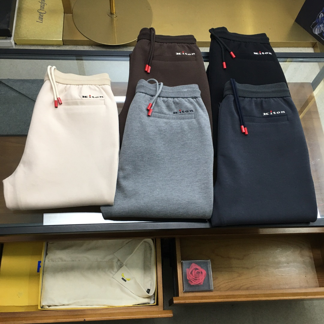 NO:606509,New products at the counter [Kiton]  The new men's casual sports pants for autumn and winter 2025 interpret modern urban aesthetics with a calm and low-key style. The waist is designed with a drawstring, and the rope ends are embellished with eye-catching red details. The left knee is decorated with exquisite brand embroidery logo, which shows the quality in a low-key manner. The fabric is made of high-tech blended materials, which has elastic support and breathability performance, and the surface presents a delicate texture. The three-dimensional tailoring and straight version ensure freedom of movement and neat silhouette. Suitable for urban leisure and gym training.  For daily outings, it can be worn with a sweatshirt to create a sporty style, or with a simple top to create a casual look. With exquisite craftsmanship, functionality and fashion details are perfectly integrated, and through the ingenuity of color collision and embroidered logo, it has become a must-have item in the modern men's wardrobe that is both practical and stylish. 48-56 (model 173, 143 pounds, upper body size 50), hoodie, sweatshirts, alexander  wang19860909专柜新品【Kiton奇顿】 2025秋冬新品男士休闲运动裤,以沉稳低调诠释现代都市美学.腰部采用抽绳设计,绳尾点缀醒目的红色细节,左膝处饰有精致品牌刺绣标识,低调彰显品质.面料选用高科技混纺材质,兼具弹性支撑与透气性能,表面呈现细腻肌理质感.立体剪裁配合直筒版型,确保运动自由度与利落廓形.适合都市休闲、健身房训练及日常出街场合,可搭配卫衣塑造运动风范,或搭配简约上衣打造休闲造型.以精湛工艺将功能性与时尚细节完美融合,通过色彩碰撞与刺绣标识的巧思,成为现代男士衣橱中兼具实穿性与风格感的必备单品.48-56（模特173,143斤上身50码）,,hoodie,sweatshirts,alexander wang,Men's clothing