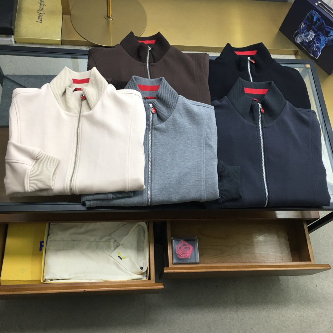 NO:606518,Counter suit jacket [Kito..] 25 new autumn and winter Kiton business minimalist jacket, a must-have casual hooded jacket for elite men. An extremely simple and charming phenomenon-level item, high-end suit material, with metal letter snap button closure, continuing Kiton's exquisite tailoring technology, a must-have versatile artifact for the wardrobe!  Kiton is more than just a clothing brand, it represents one of the highest artistic achievements in men's handmade customization. It combines Italy's long tradition of handcrafting, its persistent pursuit of top-quality materials and its infinite demands for perfect details to create comfortable and elegant clothing that can be called a work of art for gentlemen who pursue the ultimate. Owning a piece of Kiton is one of the ultimate expressions of taste, wealth and the pursuit of excellence in life.  Fully customized imported cotton blended fabric, double-layer polyester fiber lining, the texture is very unique, you can know it by feeling the fabric. It is quite wide and natural, and the entire silhouette is also excellent. It seems simple, but in fact it is amazing. The workmanship everywhere is perfect details. Color: off-white, gray, brown, navy blue, black, size M-3XL=48-56, M size, bust 106, shoulder width 46, sleeve length 62, dress length 70 L  Bust 110 Shoulder Width 47 Sleeve Length 63 Dress Length 71  Wear size M under 130 pounds, wear size L between 130-145 pounds, wear size XL between 145-160 pounds, wear size 2XL under 160-175 pounds, wear size 3XL under 175-190 pounds,,jackets & coats,jackets & coats,business suit,hats,alexander wang19860909专柜套装外套【Kito..】 25秋冬新款Kiton商务极简外套,精英男士必备休闲连帽夹克.极致简约且魅力十足的现象级单品,高端西装材质,搭配金属字母按扣开合,延续Kiton精致的剪裁工艺,衣橱必备的百搭神器！ Kiton 不仅仅是一个服装品牌,它代表着男装手工定制的最高艺术成就之一.它融合了意大利悠久的手工传统、对顶级材料的执着追求和对完美细节的无限苛求,为追求极致的绅士们打造出舒适优雅、堪称艺术品的服装.拥有一件 Kiton,是品味、财富和对卓越生活追求的终极体现之一. 全定制的进口棉质混纺面料,双层聚酯纤维内衬,质感十分独特,大家感受面料即可知晓.挺阔自然,衬托的整个版型也是极为出色,看似简单,实则让人惊艳,浑身上下的各处做工都是完美的细节彰显.颜色米白 灰色 咖色 藏青色 黑色尺码M-3XL=48-56 M码 胸围106 肩宽46 袖长62 衣长70 L码 胸围110 肩宽47 袖长63 衣长71 XL码胸围114 肩宽48 袖长64 衣长72 2XL码 胸围118 肩宽49 袖长65 衣长73 3XL码 胸围122 肩宽50 袖长66 衣长74 尺码推荐 130斤以内穿M码,130-145斤穿L码,145-160斤穿XL码,160-175斤穿2XL码,175-190斤穿3XL,,jackets & coats,jackets & coats,business suit,hats,alexander wang,Men's clothing