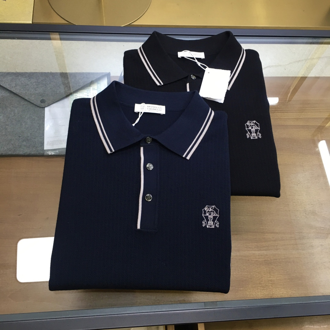 NO:600016,New product [BC] 25FW autumn and winter new mulberry silk wool knitted lapel short-sleeved sweater, men's intarsia contrast color basic casual pullover sweater and sweater!  Trading company channels are rare and available on the official website simultaneously!  This sweater is made of mulberry silk and wool blended yarn supplied by customers, and is made with ultra-fine weaving technology of imported machines. The fabric feels light and silky, and feels extremely soft and skin-friendly against the body, while also taking into account the warmth!  The sweater is designed in solid colors all over, giving people a simple and fashionable feeling, while the contrasting color design at the neckline adds some small highlights and uniqueness to the whole, improving the overall quality and fashion!  In terms of style design, this sweater adopts a basic and conventional lapel style design. This style not only meets the needs of men's daily commuting matching, but also shows the elegant and confident temperament of men!  Size 48-56,,sweaters,T-shirt,alexander wang19860909新品【BC】 25FW秋冬新款桑蚕丝羊毛针织翻领短袖毛衣,男士嵌花撞色基础休闲套头毛衣针织衫！贸易公司渠道稀出,同步官网发售！ 该毛衣采用了客供桑蚕丝羊毛混纺纱线,经过进口机器的超精细织法工艺制成,面料的手感轻薄丝滑,贴身触感极致软糯亲肤,同时也兼顾到了保暖性！毛衣全身采用纯色设计,给人一种简约而时尚的感觉,而领口处的撞色设计,则为整体增添了一些小小的亮点和独特之处,提升了整体的品质和时尚度！在版型设计上,这款毛衣采用了基础常规的翻领版型设计,这样的版型不仅符合男士日常通勤搭配的需求,还能够展现出男性优雅而自信的气质！ 尺码48-56,,sweaters,T-shirt,alexander wang,Men's clothing