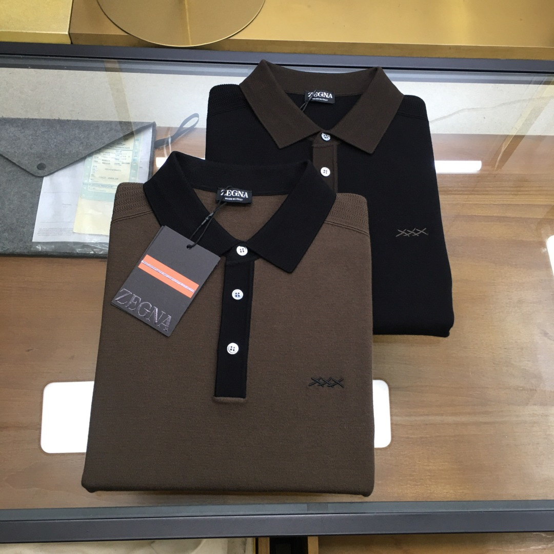 NO:600026,New product [Zegn..] 25FW autumn and winter new mulberry silk wool knitted lapel short-sleeved sweater, men's intarsia contrast color basic casual pullover sweater and sweater!  Trading company channels are rare and available on the official website simultaneously!  This sweater is made of mulberry silk and wool blended yarn supplied by customers, and is made with ultra-fine weaving technology of imported machines. The fabric feels light and silky, and feels extremely soft and skin-friendly against the body, while also taking into account the warmth!  The sweater is designed in solid colors all over, giving people a simple and fashionable feeling, while the contrasting color design at the neckline adds some small highlights and uniqueness to the whole, improving the overall quality and fashion!  In terms of style design, this sweater adopts a basic and conventional lapel style design. This style not only meets the needs of men's daily commuting matching, but also shows the elegant and confident temperament of men!  Size 48-56,,sweaters,T-shirt,alexander wang19860909新品【Zegn..】 25FW秋冬新款桑蚕丝羊毛针织翻领短袖毛衣,男士嵌花撞色基础休闲套头毛衣针织衫！贸易公司渠道稀出,同步官网发售！ 该毛衣采用了客供桑蚕丝羊毛混纺纱线,经过进口机器的超精细织法工艺制成,面料的手感轻薄丝滑,贴身触感极致软糯亲肤,同时也兼顾到了保暖性！毛衣全身采用纯色设计,给人一种简约而时尚的感觉,而领口处的撞色设计,则为整体增添了一些小小的亮点和独特之处,提升了整体的品质和时尚度！在版型设计上,这款毛衣采用了基础常规的翻领版型设计,这样的版型不仅符合男士日常通勤搭配的需求,还能够展现出男性优雅而自信的气质！ 尺码48-56,,sweaters,T-shirt,alexander wang,Men's clothing