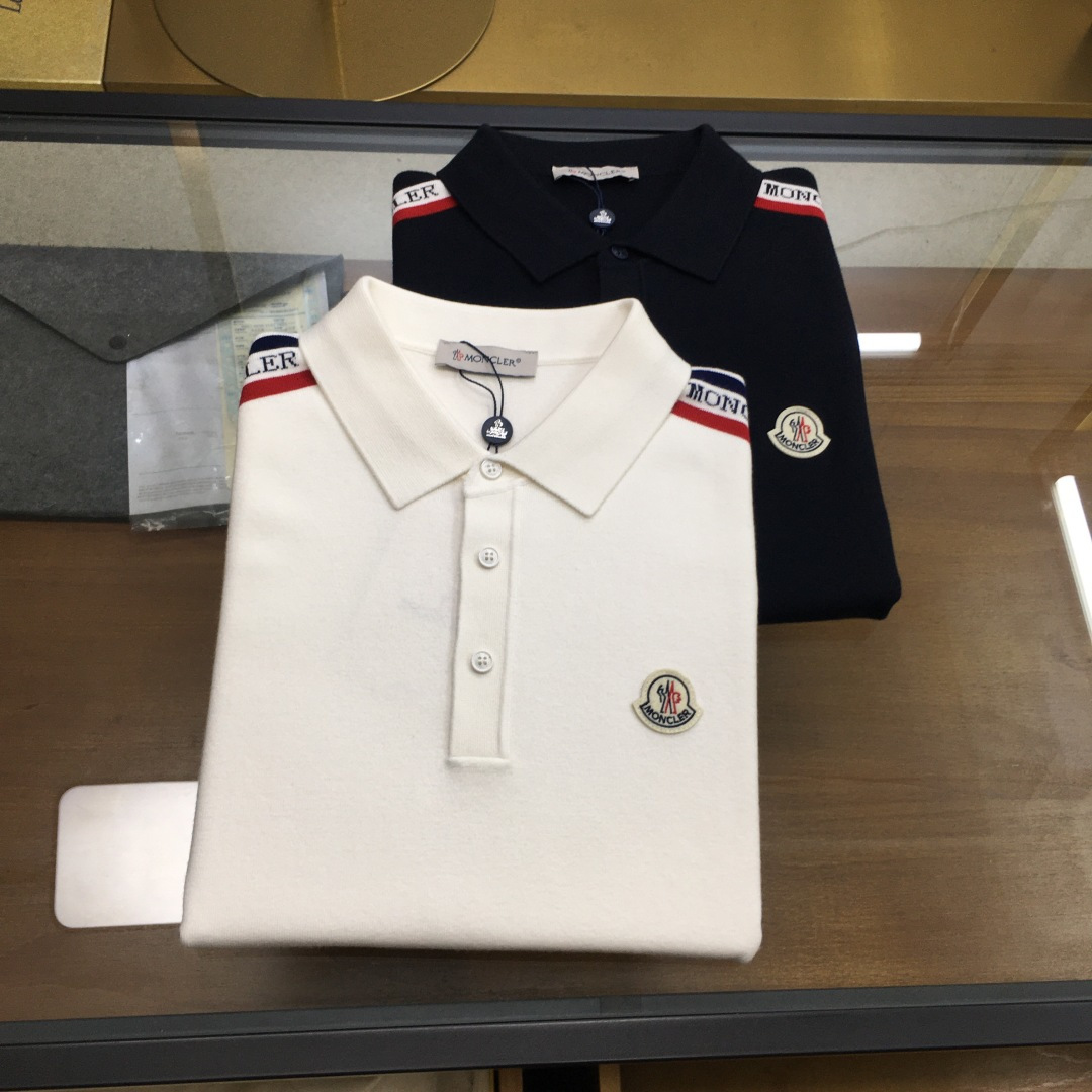 NO:600032,New product [Moncle] 25FW autumn and winter new mulberry silk wool knitted lapel short-sleeved sweater, men's intarsia contrast color basic casual pullover sweater and sweater!  Trading company channels are rare and available on the official website simultaneously!  This sweater is made of mulberry silk and wool blended yarn supplied by customers, and is made with ultra-fine weaving technology of imported machines. The fabric feels light and silky, and feels extremely soft and skin-friendly against the body, while also taking into account the warmth!  The sweater is designed in solid colors all over, giving people a simple and fashionable feeling, while the contrasting color design at the neckline adds some small highlights and uniqueness to the whole, improving the overall quality and fashion!  In terms of style design, this sweater adopts a basic and conventional lapel style design. This style not only meets the needs of men's daily commuting matching, but also shows the elegant and confident temperament of men!  Size 48-56,,sweaters,T-shirt,alexander wang19860909新品【Moncle】 25FW秋冬新款桑蚕丝羊毛针织翻领短袖毛衣,男士嵌花撞色基础休闲套头毛衣针织衫！贸易公司渠道稀出,同步官网发售！ 该毛衣采用了客供桑蚕丝羊毛混纺纱线,经过进口机器的超精细织法工艺制成,面料的手感轻薄丝滑,贴身触感极致软糯亲肤,同时也兼顾到了保暖性！毛衣全身采用纯色设计,给人一种简约而时尚的感觉,而领口处的撞色设计,则为整体增添了一些小小的亮点和独特之处,提升了整体的品质和时尚度！在版型设计上,这款毛衣采用了基础常规的翻领版型设计,这样的版型不仅符合男士日常通勤搭配的需求,还能够展现出男性优雅而自信的气质！ 尺码48-56,,sweaters,T-shirt,alexander wang,Men's clothing