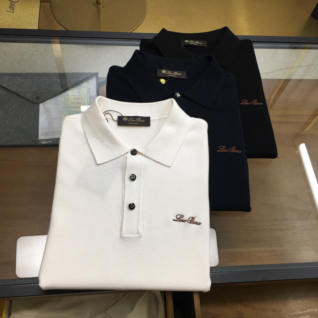 NO:600035,New product [LP] 25FW autumn and winter new mulberry silk wool knitted lapel short-sleeved sweater, men's intarsia contrast color basic casual pullover sweater!  Trading company channels are rare and available on the official website simultaneously!  This sweater is made of mulberry silk and wool blended yarn supplied by customers, and is made with ultra-fine weaving technology of imported machines. The fabric feels light and silky, and feels extremely soft and skin-friendly against the body, while also taking into account the warmth!  The sweater is designed in solid colors all over, giving people a simple and fashionable feeling, while the contrasting color design at the neckline adds some small highlights and uniqueness to the whole, improving the overall quality and fashion!  In terms of style design, this sweater adopts a basic and conventional lapel style design. This style not only meets the needs of men's daily commuting matching, but also shows the elegant and confident temperament of men!  Size 48-56,,loro piana,sweaters,T-shirt,alexander wang19860909新品【LP】 25FW秋冬新款桑蚕丝羊毛针织翻领短袖毛衣,男士嵌花撞色基础休闲套头毛衣针织衫！贸易公司渠道稀出,同步官网发售！ 该毛衣采用了客供桑蚕丝羊毛混纺纱线,经过进口机器的超精细织法工艺制成,面料的手感轻薄丝滑,贴身触感极致软糯亲肤,同时也兼顾到了保暖性！毛衣全身采用纯色设计,给人一种简约而时尚的感觉,而领口处的撞色设计,则为整体增添了一些小小的亮点和独特之处,提升了整体的品质和时尚度！在版型设计上,这款毛衣采用了基础常规的翻领版型设计,这样的版型不仅符合男士日常通勤搭配的需求,还能够展现出男性优雅而自信的气质！ 尺码48-56,,loro piana,sweaters,T-shirt,alexander wang,Men's clothing