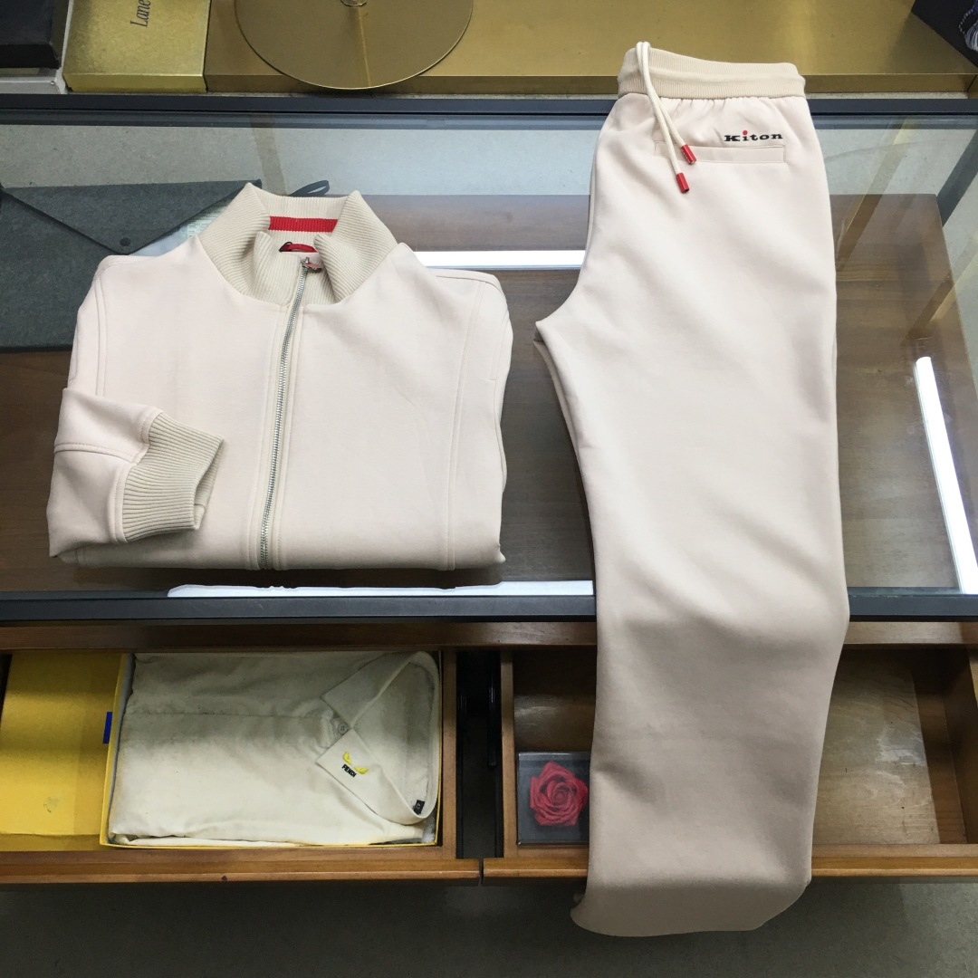 NO:600050,Counter suit jackets and trousers [Kito..] for sale 25 new autumn and winter Kiton business minimalist jacket, a must-have casual hooded jacket for elite men. An extremely simple and charming phenomenon-level item, high-end suit material, with metal letter snap button closure, continuing Kiton's exquisite tailoring technology, a must-have versatile artifact for the wardrobe!  Kiton is more than just a clothing brand, it represents one of the highest artistic achievements in men's handmade customization. It combines Italy's long tradition of handcrafting, its persistent pursuit of top-quality materials and its infinite demands for perfect details to create comfortable and elegant clothing that can be called a work of art for gentlemen who pursue the ultimate. Owning a piece of Kiton is one of the ultimate expressions of taste, wealth and the pursuit of excellence in life.  Fully customized imported cotton blended fabric, double-layer polyester fiber lining, the texture is very unique, you can know it by feeling the fabric. It is quite wide and natural, and the entire silhouette is also excellent. It seems simple, but in fact it is amazing. The workmanship everywhere is perfect details. Color: off-white, gray, brown, navy blue, black, size M-3XL=48-56, M size, bust 106, shoulder width 46, sleeve length 62, dress length 70 L  Bust Shoulder Width 47 Sleeve Length 63 Dress Length 71  Wear size M under 130 pounds, wear size L between 130-145 pounds, wear size XL between 145-160 pounds, wear size 2XL under 160-175 pounds, wear size 3XL under 175-190 pounds,,jackets & coats,jackets & coats,business suit,hats,alexander wang19860909专柜套装外套裤【Kito..】拆卖 25秋冬新款Kiton商务极简外套,精英男士必备休闲连帽夹克.极致简约且魅力十足的现象级单品,高端西装材质,搭配金属字母按扣开合,延续Kiton精致的剪裁工艺,衣橱必备的百搭神器！ Kiton 不仅仅是一个服装品牌,它代表着男装手工定制的最高艺术成就之一.它融合了意大利悠久的手工传统、对顶级材料的执着追求和对完美细节的无限苛求,为追求极致的绅士们打造出舒适优雅、堪称艺术品的服装.拥有一件 Kiton,是品味、财富和对卓越生活追求的终极体现之一. 全定制的进口棉质混纺面料,双层聚酯纤维内衬,质感十分独特,大家感受面料即可知晓.挺阔自然,衬托的整个版型也是极为出色,看似简单,实则让人惊艳,浑身上下的各处做工都是完美的细节彰显.颜色米白 灰色 咖色 藏青色 黑色尺码M-3XL=48-56 M码 胸围106 肩宽46 袖长62 衣长70 L码 胸围 肩宽47 袖长63 衣长71 XL码胸围114 肩宽48 袖长64 衣长72 2XL码 胸围118 肩宽49 袖长65 衣长73 3XL码 胸围122 肩宽50 袖长66 衣长74 尺码推荐 130斤以内穿M码,130-145斤穿L码,145-160斤穿XL码,160-175斤穿2XL码,175-190斤穿3XL,,jackets & coats,jackets & coats,business suit,hats,alexander wang,Men's clothing