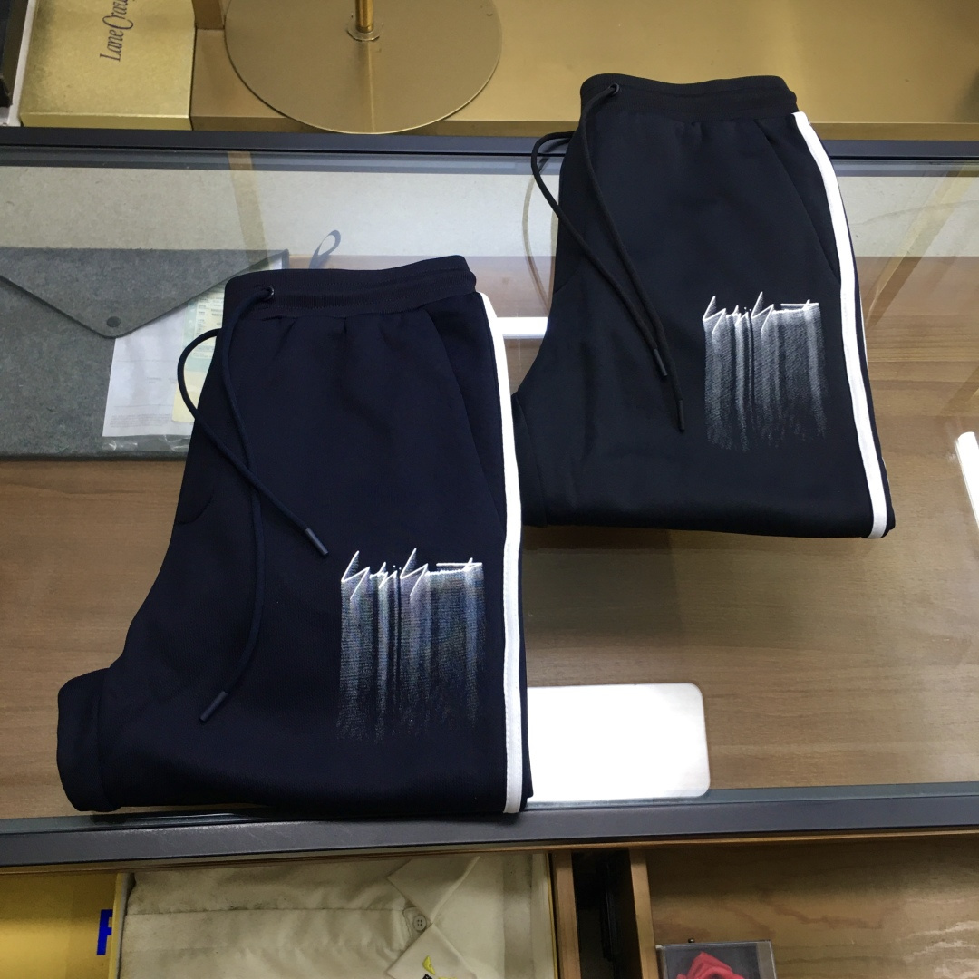 NO:608992,New product [Y-3] Autumn and winter Y*3 three-stripe sports trousers, synchronized with the counter, customized original recycled nylon, recycled cotton fabrics, top-quality hand feel. Zipper design at the pocket, fashionable and practical. Loose leg-drawing jogging pants, fashionable version, front panel printing, back panel 3M silicone LOGO, one side classic three contrasting strips decoration, emphasizing style, simple and fashionable Black, navy blue M-3XL,, alexander wang19860909新品【Y-3】 秋冬 Y*3 三条纹运动长裤 专柜同步,定制原版再生锦纶、再生棉面料,手感品质顶级.袋口拉链设计,时尚兼备实用.宽松收腿慢跑裤型,版型时尚,前幅印花,后幅3M硅胶LOGO,一侧经典三条撞色压条装饰,强调风格,简单兼备时尚 黑色,藏蓝色M-3XL,,alexander wang,Men's clothing