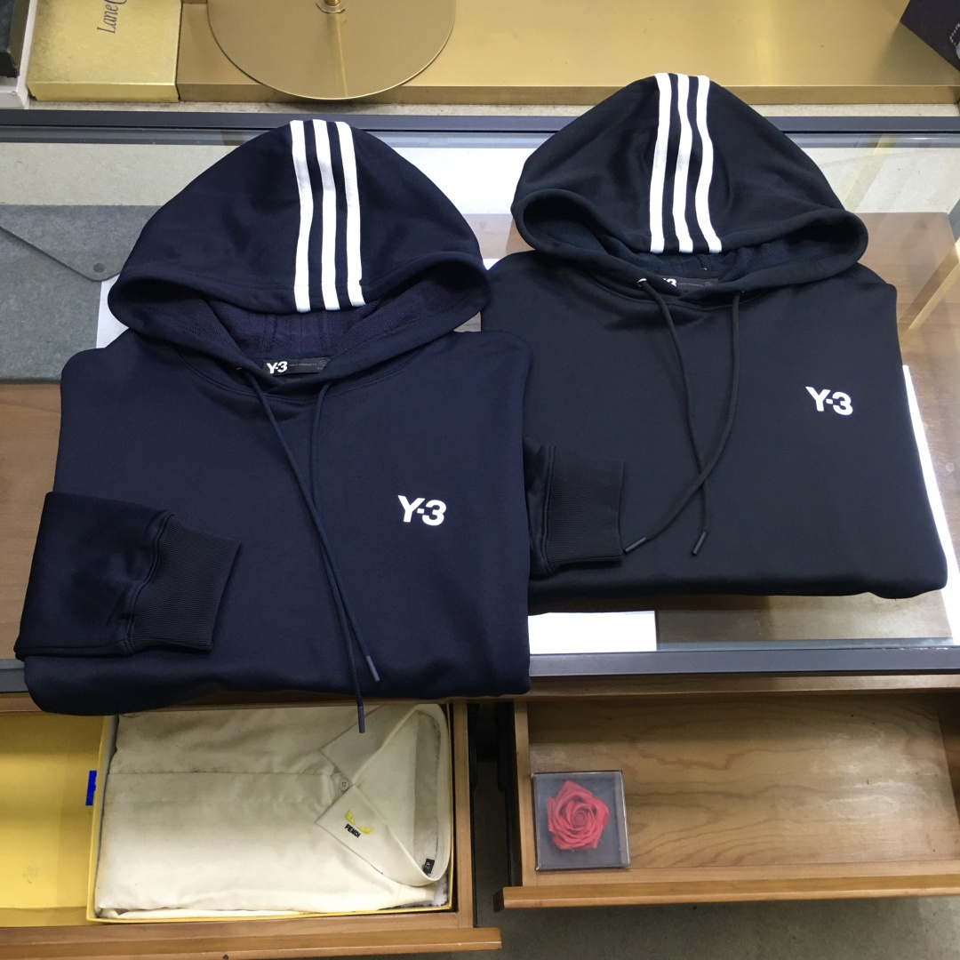 NO:609000,New sweatshirt [Y-3] Autumn and winter AW Y*3 Home Classic three-stripe interior Yohji signature hooded sweatshirt. Counter synchronization, customized original recycled nylon, recycled cotton fabrics, top quality feel. Classic YOHJI handwritten signature halo print, hood decorated with iconic three ribbons, emphasizing style. 3M silicone LOGO on the front, simple and fashionable Black, navy M-3XL,, hoodie, sweatshirts, hats, alexander  wang19860909新品卫衣【Y-3】 秋冬AW Y*3家 经典三条纹内饰Yohji签名款连帽卫衣 专柜同步,定制原版再生锦纶、再生棉面料,手感品质顶级.经典YOHJI手写签名晕色印花,连帽装饰标志性三条织带,强调风格.前幅3M硅胶LOGO,简洁兼备时尚 黑色,藏青M-3XL,,hoodie,sweatshirts,hats,alexander wang,Men's clothing