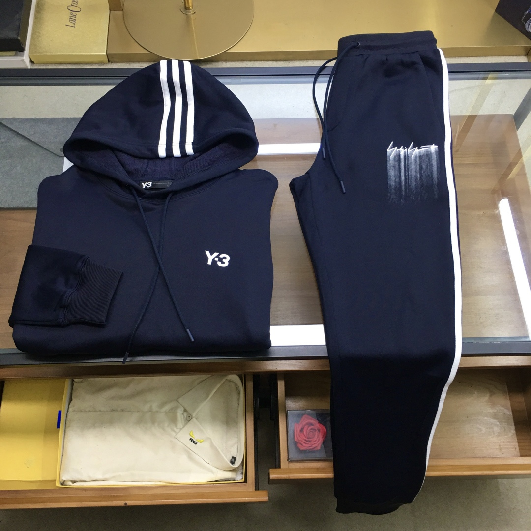 NO:609004,New product suit sweatshirt and pants [Y-3] for sale Autumn and winter AW Y*3 home classic three-stripe interior Yohji signature hooded sweatshirt suit counter synchronization, customized original recycled nylon, recycled cotton fabrics, top quality feel. Classic YOHJI handwritten signature halo print, hood decorated with iconic three ribbons, emphasizing style. 3M silicone LOGO on the front, simple and fashionable  black,navy blue M-3XL,,hoodie,sweatshirts,hats,alexander wang19860909新品套装卫衣裤【Y-3】拆卖 秋冬AW Y*3家 经典三条纹内饰Yohji签名款连帽卫衣套装 专柜同步,定制原版再生锦纶、再生棉面料,手感品质顶级.经典YOHJI手写签名晕色印花,连帽装饰标志性三条织带,强调风格.前幅3M硅胶LOGO,简洁兼备时尚 黑色,藏青M-3XL,,hoodie,sweatshirts,hats,alexander wang,Men's clothing