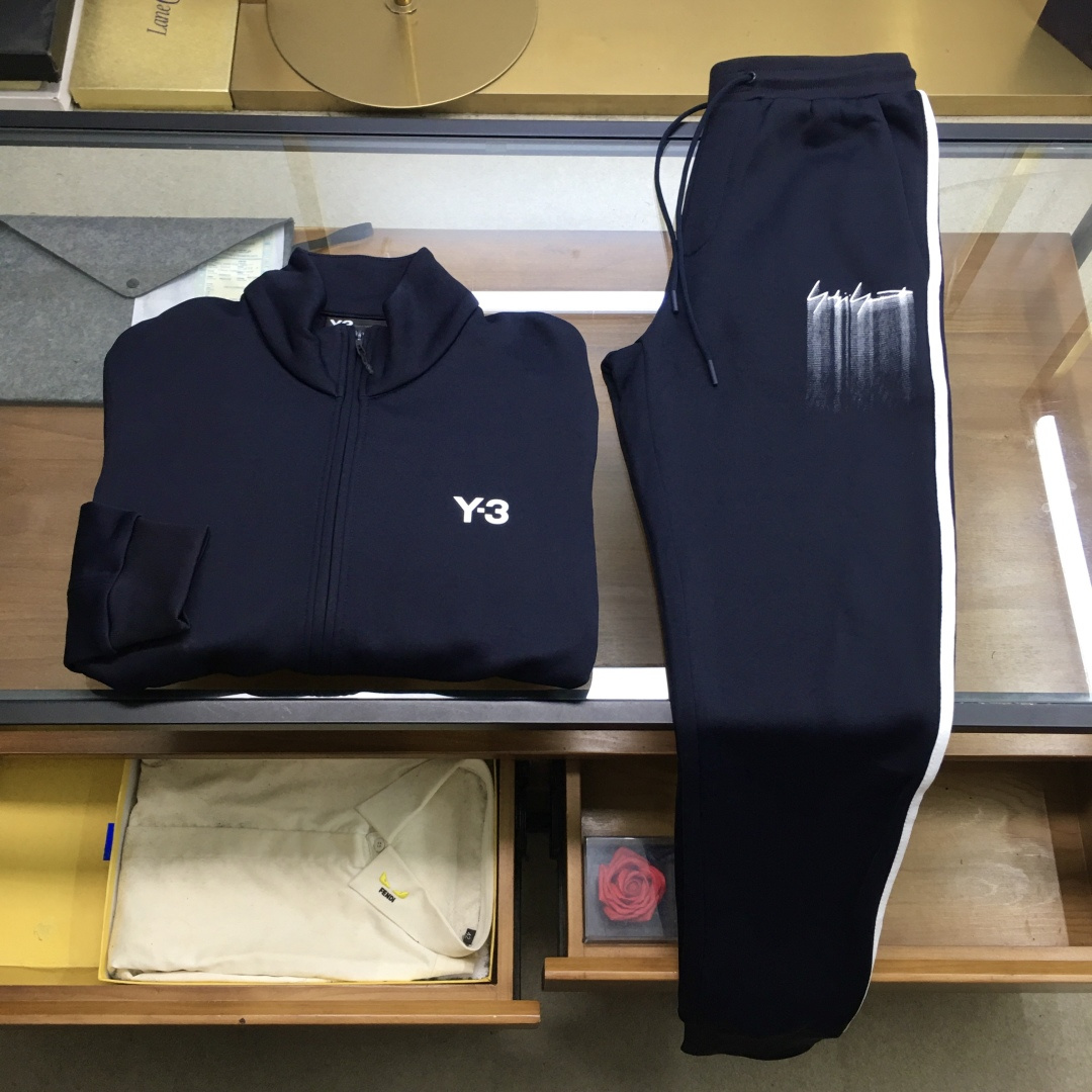 NO:609008,New suit jacket and trousers [Y-3] for sale Autumn and winter Y*3 three-stripe interior sports jacket suit. Counter synchronization, customized original recycled nylon and recycled cotton fabrics, top quality. Armpit splicing design, more ergonomic, improves wearing comfort, fashionable version, 3M silicone LOGO on the front, printed pattern on the back, classic three contrasting strips on both sides, emphasizing style, simple and fashionable Navy blue, black M-3XL,, jackets &  coats,alexander wang19860909新品套装外套裤【Y-3】拆卖 秋冬 Y*3 三条纹内饰运动外套套装 专柜同步,定制原版再生锦纶、再生棉面料,手感品质顶级.腋下拼接设计,更符合人体工学,提升穿着舒适度,版型时尚,前幅3M硅胶LOGO,后幅印花图案,两侧经典三条撞色压条装饰,强调风格,简单兼备时尚 藏青,黑色M-3XL,,jackets & coats,alexander wang,Men's clothing