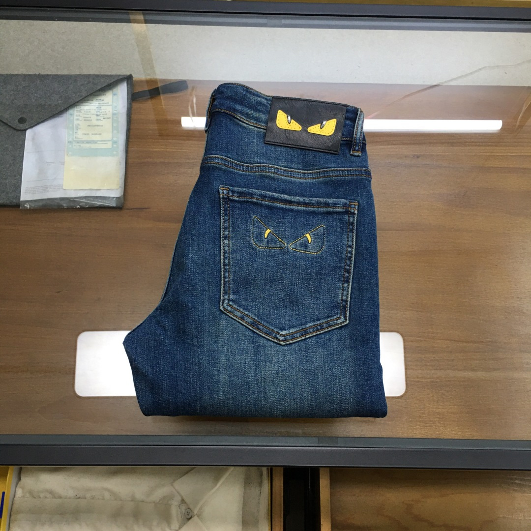 NO:600015,New jeans [Fend] 2025 autumn and winter exclusive new jeans, high-end version!  The custom-made fabrics at the counter have high warmth and comfort, impeccable details, and brand element design concepts, reflecting high quality. It feels delicate and soft!  It presents a casual cut and the upper body shape is awesome!  Code number 29-3835,,fendi,jeans,alexander wang19860909新品牛仔裤【Fend】 2025秋冬独家专供新款牛仔裤,高端版本！专柜定制面料 保暖舒适度高,细节无可挑剔,品牌元素设计理念,体现高品质.手感细腻柔软！呈现休闲裁剪,上身版型超赞！码数29-3835,,fendi,jeans,alexander wang,Men's clothing
