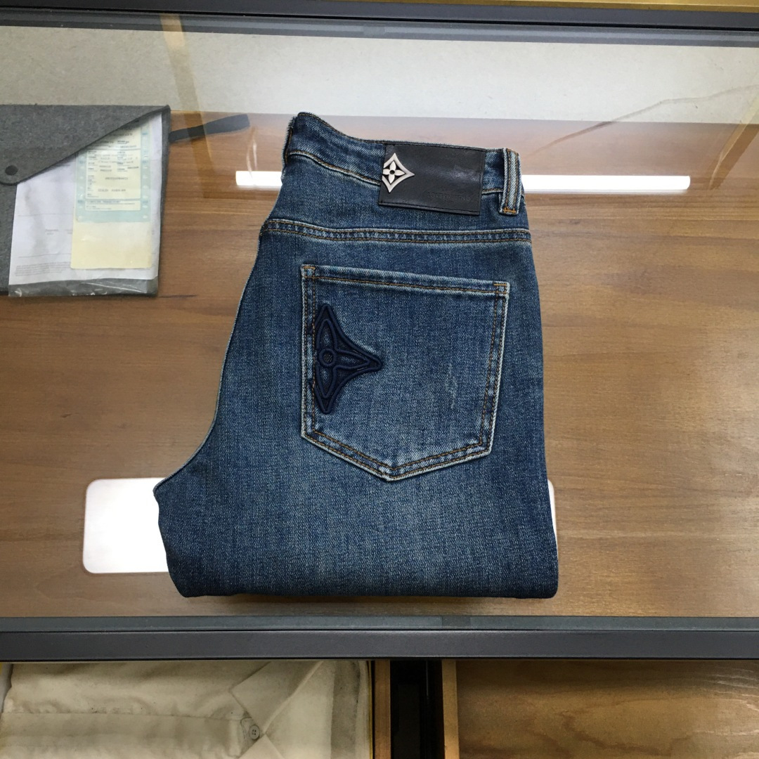 NO:600013,New jeans [L.v] 2025 autumn and winter exclusive new jeans, high-end version!  The custom-made fabrics at the counter have high warmth and comfort, impeccable details, and brand element design concepts, reflecting high quality. It feels delicate and soft!  It presents a casual cut and the upper body shape is awesome!  Code number 29-3835,,jeans,alexander wang19860909新品牛仔裤【L.v】 2025秋冬独家专供新款牛仔裤,高端版本！专柜定制面料 保暖舒适度高,细节无可挑剔,品牌元素设计理念,体现高品质.手感细腻柔软！呈现休闲裁剪,上身版型超赞！码数29-3835,,jeans,alexander wang,Men's clothing