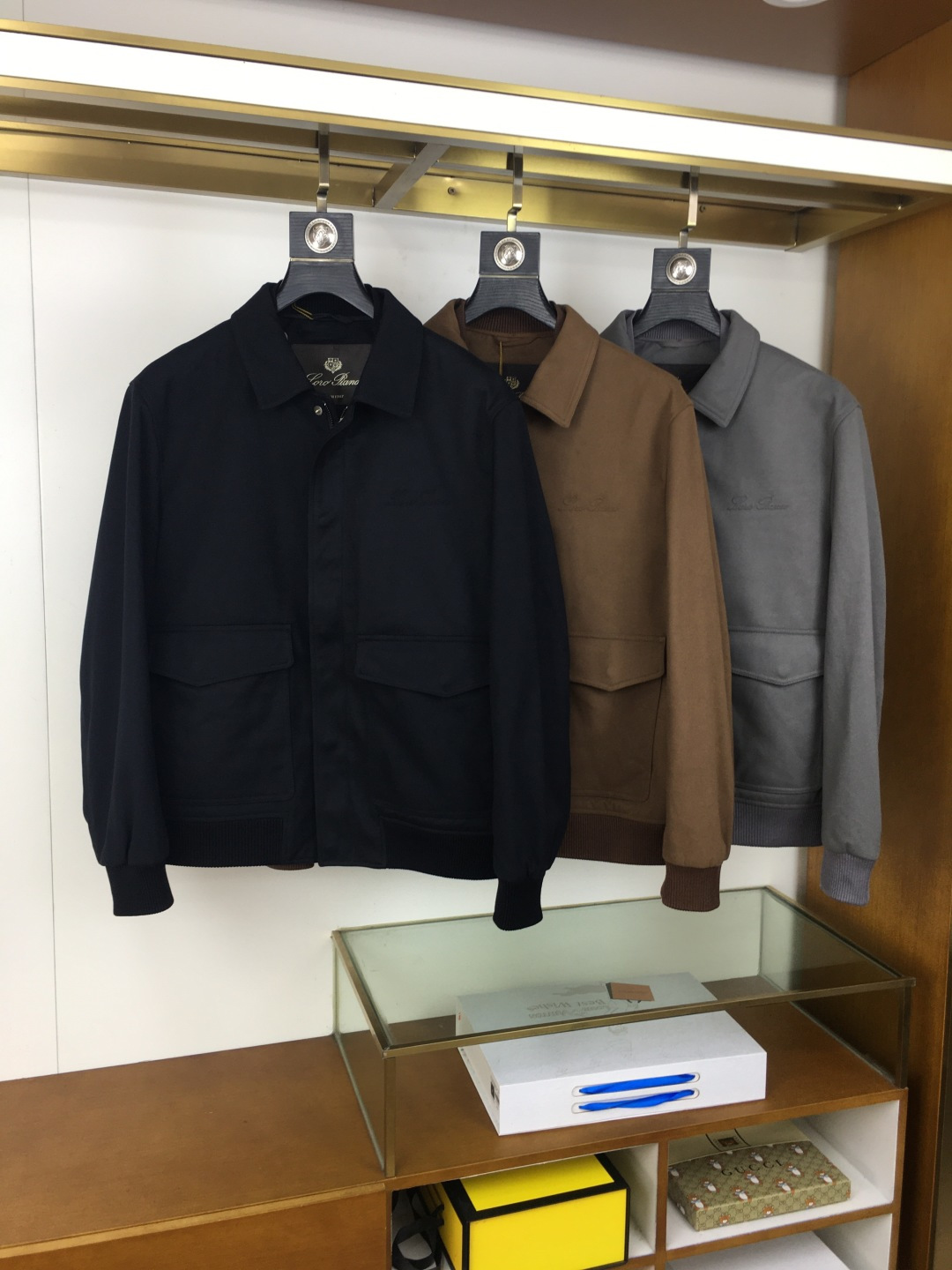 NO:600044,New products at the counter [LP] 25FW new autumn and winter Tencel cotton blended fashionable lapel collar jacket, men's retro old money style big pocket business casual jacket!  Trading company channels are rare and available on the official website simultaneously!  LP's latest jacket is a jacket that combines classic elements with practical aesthetics. It is both formal and casual, minimalist, practical and functional!  This jacket is made of 82% cotton + 18% Tencel (polyester lining) ingredients, making it exquisite and elegant!  Made of selected high-count and high-density materials, the porcelain texture is solid and delicate, and the luster is natural and soft. It is visually eye-catching and unforgettable!  It feels comfortable to wear, and the perfect texture of the fabric supports the style of the jacket, showing off the clothing without revealing anything!  The overall design is simple yet luxurious, following the brand's advanced and simple design concept, and every detail demonstrates exquisite craftsmanship!  Clean, comfortable, simple and elegant tailoring interprets the most fashionable dressing rules on the street. The pattern is designed with three-dimensional cutting to make the pattern more three-dimensional and fit. These craftsmanship can only be seen in high-end privately customized clothing!  The buttons are also custom-made, so the quality is impeccable!  A basic and regular jacket with a lapel or stand-up collar. The upper body is handsome and tasteful. It can be easily handled whether commuting to work or in business situations. It is the first choice for men who are looking for versatile and minimalist jackets!  Color brown, gray, black Size 48-56 Size reference Size 48: Shoulder width 44 Bust 106 Sleeve length 63 Clothing length 64 Size 50: Shoulder width 45 Bust Sleeve length 64 Clothing length 65 Size 52: Shoulder width 46 Bust 114 Sleeve length 65 Clothing length 66 Size 54: Shoulder width 47 Bust 118 Sleeve length 66 Clothing length 67  Size 56: shoulder width 48, bust 122, sleeve length 67, dress length 68,,loro piana,jackets & coats,jackets & coats,alexander wang19860909专柜新品【LP】 25FW秋冬新款天丝棉质混纺时尚翻领领夹克,男士复古老钱风大口袋商务休闲夹克外套！贸易公司渠道稀出,同步官网发售！LP最新上线的夹克单品,经典元素结合实用美学主义,亦正亦休闲,极简、实穿和功能性并存！ 该夹克精选82棉+18天丝（里布聚酯纤维）成分打造,使得细腻中透着高级与讲究！精选高支高密材质打造而成,质感瓷实细腻,光泽自然柔雅,于视觉上吸睛醒目,令人过目不忘！着身舒适感俱佳,面料完美的质感承托出夹克的款型,不露声色的彰显衣品！整体设计简约不失奢华,遵循品牌高级简洁的设计理念,每一处细节都彰显着精湛的工艺！干净舒适、简单大方的剪裁,演绎街头最具时髦感的穿衣法则,版型进行了立体裁剪式的造型设计,让版型更加的立体和合身,这些工艺只有在高端私人订制的服装中才能见到的！纽扣同样也来自客供定制,品相无法挑剔！基础常规的翻领可立领夹克版型剪裁,上身帅气有品位,无论上班通勤或是商务场合都能轻松应对,是追求百搭且极简外套男士的首选！ 颜色棕色、灰色、黑色 尺码48-56 尺寸参考 48码:肩宽44胸围106袖长63衣长64 50码:肩宽45胸围袖长64衣长65 52码:肩宽46胸围114袖长65衣长66 54码:肩宽47胸围118袖长66衣长67 56码:肩宽48胸围122袖长67衣长68,,loro piana,jackets & coats,jackets & coats,alexander wang,Men's clothing