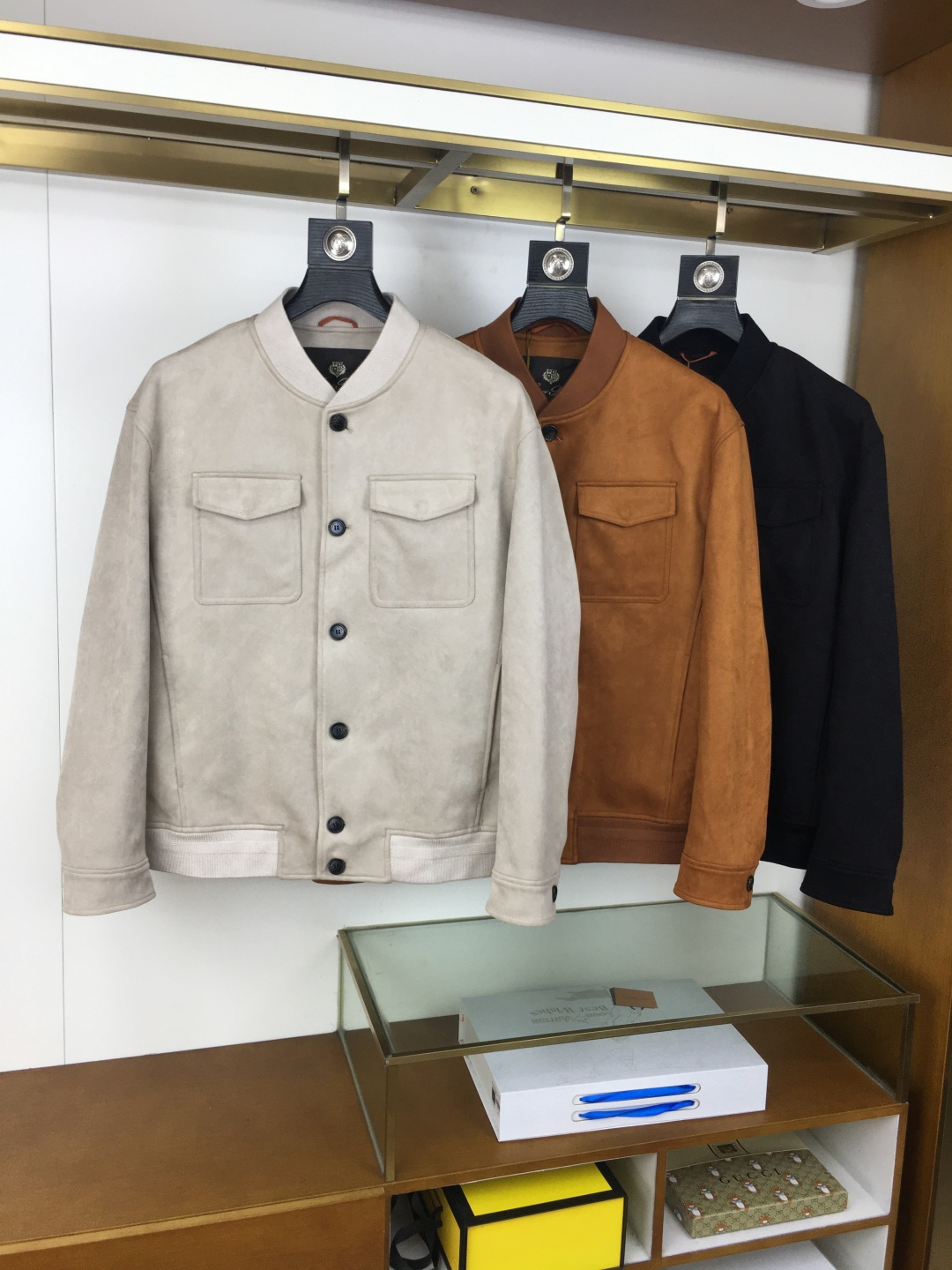 NO:600047,New products at the counter [LP] 25FW new autumn and winter Tencel cotton blended fashionable baseball collar jacket, men's retro old money style big pocket business casual jacket!  Trading company channels are rare and available on the official website simultaneously!  LP's latest jacket is a jacket that combines classic elements with practical aesthetics. It is both formal and casual, minimalist, practical and functional!  This jacket is made of 82% cotton + 18% Tencel (polyester lining) ingredients, making it exquisite and elegant!  Made of selected high-count and high-density materials, the porcelain texture is solid and delicate, and the luster is natural and soft. It is visually eye-catching and unforgettable!  It feels comfortable to wear, and the perfect texture of the fabric supports the style of the jacket, showing off the clothing without revealing anything!  The overall design is simple yet luxurious, following the brand's advanced and simple design concept, and every detail demonstrates exquisite craftsmanship!  Clean, comfortable, simple and elegant tailoring interprets the most fashionable dressing rules on the street. The pattern is designed with three-dimensional cutting to make the pattern more three-dimensional and fit. These craftsmanship can only be seen in high-end privately customized clothing!  The buttons are also custom-made, so the quality is impeccable!  A basic and regular jacket with a lapel or stand-up collar. The upper body is handsome and tasteful. It can be easily handled whether commuting to work or in business situations. It is the first choice for men who are looking for versatile and minimalist jackets!  Color brown, khaki, black Size 48-56 Size reference Size 48: Shoulder width 44 Bust 106 Sleeve length 63 Clothing length 64 Size 50: Shoulder width 45 Bust Sleeve length 64 Clothing length 65 Size 52: Shoulder width 46 Bust 114 Sleeve length 65 Clothing length 66 Size 54: Shoulder width 47 Bust 118 Sleeve length 66 Clothing length 67  Size 56: shoulder width 48, bust 122, sleeve length 67, dress length 68,,loro piana,jackets & coats,jackets & coats,alexander wang19860909专柜新品【LP】 25FW秋冬新款天丝棉质混纺时尚棒球领夹克,男士复古老钱风大口袋商务休闲夹克外套！贸易公司渠道稀出,同步官网发售！LP最新上线的夹克单品,经典元素结合实用美学主义,亦正亦休闲,极简、实穿和功能性并存！ 该夹克精选82棉+18天丝（里布聚酯纤维）成分打造,使得细腻中透着高级与讲究！精选高支高密材质打造而成,质感瓷实细腻,光泽自然柔雅,于视觉上吸睛醒目,令人过目不忘！着身舒适感俱佳,面料完美的质感承托出夹克的款型,不露声色的彰显衣品！整体设计简约不失奢华,遵循品牌高级简洁的设计理念,每一处细节都彰显着精湛的工艺！干净舒适、简单大方的剪裁,演绎街头最具时髦感的穿衣法则,版型进行了立体裁剪式的造型设计,让版型更加的立体和合身,这些工艺只有在高端私人订制的服装中才能见到的！纽扣同样也来自客供定制,品相无法挑剔！基础常规的翻领可立领夹克版型剪裁,上身帅气有品位,无论上班通勤或是商务场合都能轻松应对,是追求百搭且极简外套男士的首选！ 颜色棕色、卡其色、黑色 尺码48-56 尺寸参考 48码:肩宽44胸围106袖长63衣长64 50码:肩宽45胸围袖长64衣长65 52码:肩宽46胸围114袖长65衣长66 54码:肩宽47胸围118袖长66衣长67 56码:肩宽48胸围122袖长67衣长68,,loro piana,jackets & coats,jackets & coats,alexander wang,Men's clothing