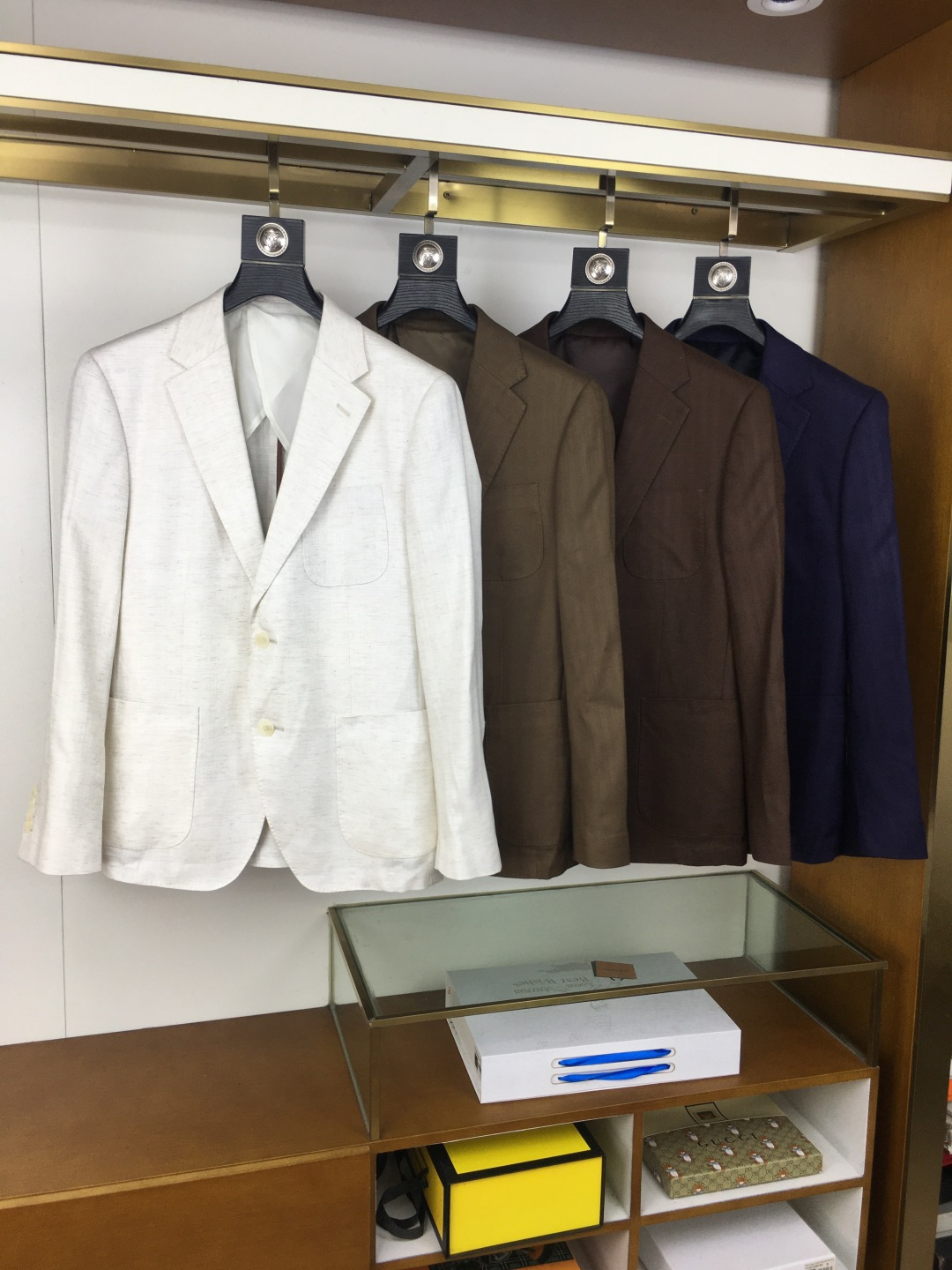 NO:600038,New suit [LP] 2025 Hong Kong foreign company channel goods, pure blood quality, brand original product, 2025 autumn and winter new models are on sale simultaneously at the counter!  Many stars perform the same style!  Lp men's business executive casual/silk, linen and wool blend/Earl series blazer!  The fabrics and accessories are all provided by customers. The top-grade merino wool raw materials are purely imported from Australia and are custom-woven and dyed in a century-old Italian workshop. They are mixed with the precious material of golden ratio mulberry silk to create an extremely luxurious fabric. In addition, the fabric itself is a blend of multiple colors of textiles, which enriches the overall vision and creates an excellent tactile experience. The breathability is very superior!  The craftsmanship is exquisite and exquisite, and every detail reflects the brand's strict requirements for quality. The mid-size single-breasted placket design is equipped with a stand-up collar that can be turned out. The buttons are made of finely polished deep-sea mother-of-pearl. Each grain has a unique texture structure and has an extremely high-end gloss. The exquisite brand logo is engraved on it!  The tailoring is first-class, the color is light and versatile, suitable for all kinds of daily wear, and the mixing and matching compatibility is extremely high. It can be used in various occasions, such as business commuting, official and legal affairs, outings and leisure, etc. The upper body effect is capable and stylish, and it is easy to show the noble and elegant temperament. It is full of gentleman style and is an excellent high-occupancy item for the wardrobe!  It's something you can meet but can't ask for!  Color White Khaki Brown Blue Size 48 50 52 54 56 Size data Size 48: Bust 102cm - Shoulder width 45cm - Clothing length 73cm - Sleeve length 63cm Size 50: Bust 106cm - Shoulder width 46cm - Clothing length 74cm - Sleeve length 64cm Size 52: Bust cm - Shoulder width 47cm - Clothing length 75cm - Sleeve length 65cm  Size 54: bust 114cm - shoulder width 48cm - length 76cm - sleeve length 66cm.,,loro piana,piaget,jackets & coats,business suit,gold,alexander wang19860909新品西服【LP】 2025香港洋行渠道货,纯正血统品质,品牌原产出品,2025秋冬新款柜台同步发售！众多明星演绎同款！ Lp男士商务行政休闲/桑蚕丝亚麻羊毛混纺/伯爵系列西装外套！面料与辅料皆为客供,澳洲纯进口的顶级美利奴羊毛原料,意大利百年工坊定织定染而成,混合黄金比例桑蚕丝矜贵材质,打造出极为奢华的面料,另外面料本身由多种色彩纺织交融,丰富了整体视觉,并缔造出极为出色的触感体验,透气性非常优越！工艺精湛考究,每一处细节皆在彰显品牌对于品质的苛刻要求,中款单排扣门襟设计,搭载立领可外翻细节,纽扣采用深海母贝精细打磨制成,每一粒都有着独一无二的纹路构造,且有着极为高级的光泽度,上面镌刻有精美的品牌标识！剪裁一流,配色轻熟百搭,符合日常各种穿搭,混搭兼容空间极高,可驾驭多种场合,商务通勤、公务律政、出街休闲等,上身效果干练有型,极易彰显出尊贵优雅气质感,绅士范儿十足,属于衣橱绝佳的高出勤率单品！可遇而不可求！ 颜色 白色 卡其 棕色 蓝色 尺码48 50 52 54 56 尺码数据 48码:胸围102cm-肩宽45cm-衣长73cm-袖长63cm 50码:胸围106cm-肩宽46cm-衣长74cm-袖长64cm 52码:胸围cm-肩宽47cm-衣长75cm-袖长65cm 54码:胸围114cm-肩宽48cm-衣长76cm-袖长66cm.,,loro piana,piaget,jackets & coats,business suit,gold,alexander wang,Men's clothing