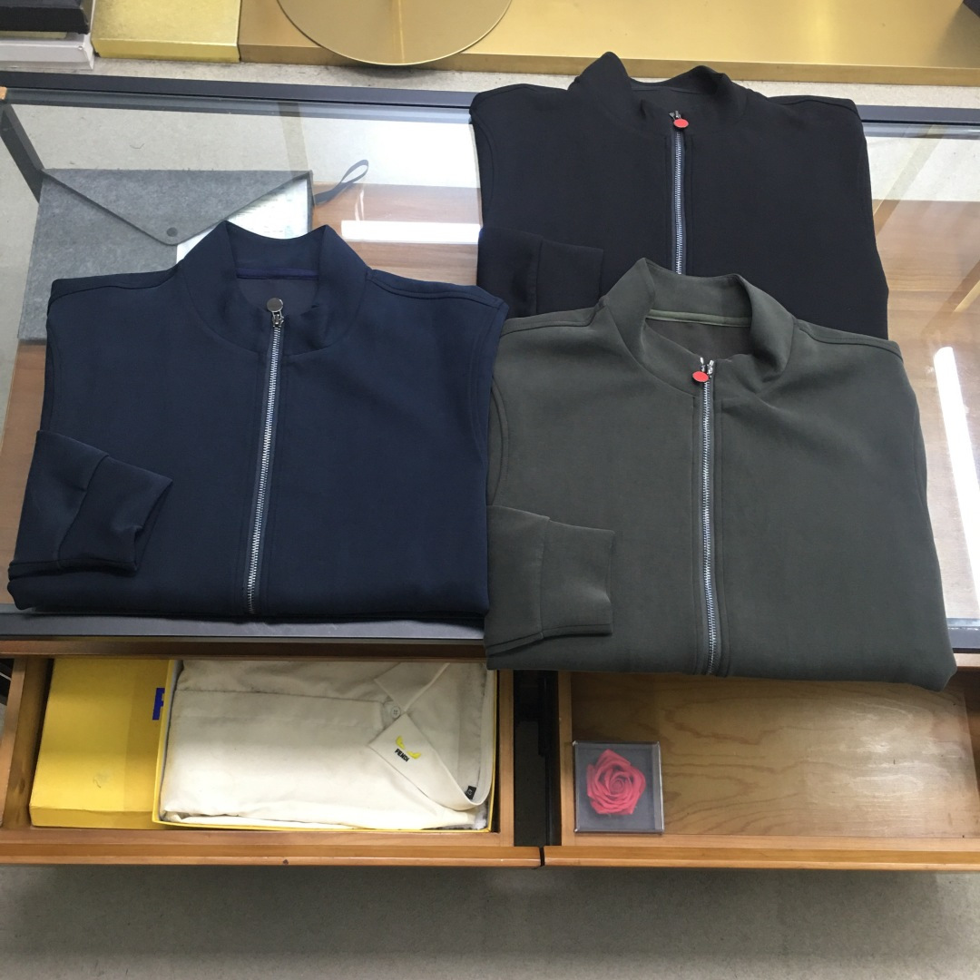 NO:596733,New jacket【Kiton】  25 new autumn and winter simple style casual jacket, this product is a suit jacket with elastic waist pants, (you can choose jacket or pants), which is convenient for various needs. The fabric is made of British starry cotton, with a silky appearance and delicate interior. It is comfortable and warm to wear, and has a sense of fashion and leisure. The super-A electroplated hardware zipper is specially molded for the machine.  It ensures high quality and smoothness even after repeated use. The elastic waist design completely liberates the shackles of the belt. The style design is simple and elegant, eliminating tedious craftsmanship. The small embellishments show the connotation and value of the big brand. The creativity of the flat leg of the trousers completely solves the matching of all types of shoes. It is a must-have for both business and leisure.  The size is 48-58, brothers who are heavyweight can also choose,,,jackets & coats,alexander wang19860909新品外套【Kiton】 25秋冬新款简约风休闲外套,本品套装上衣外套,下身松紧腰裤,（可以单选外套或者裤子）,方便各种需求穿搭,面料采用了英伦星空棉,外表丝滑,内里细腻,穿着舒适保暖,又有时尚休闲之感,专机专款开模的超A电镀五金拉链,确保了高质量反反复复的使用后依旧顺滑,松紧腰的设计彻底解放皮带的束缚.款式设计简单大气,去除了繁琐的工艺,小小的点缀尽显大品牌的内涵与价值,裤子平脚口的创意彻底解决所有种类鞋子的搭配,商务休闲两不误,必选佳品. 码数48-58,斤出的兄弟们也可选择,,,jackets & coats,alexander wang,Men's clothing