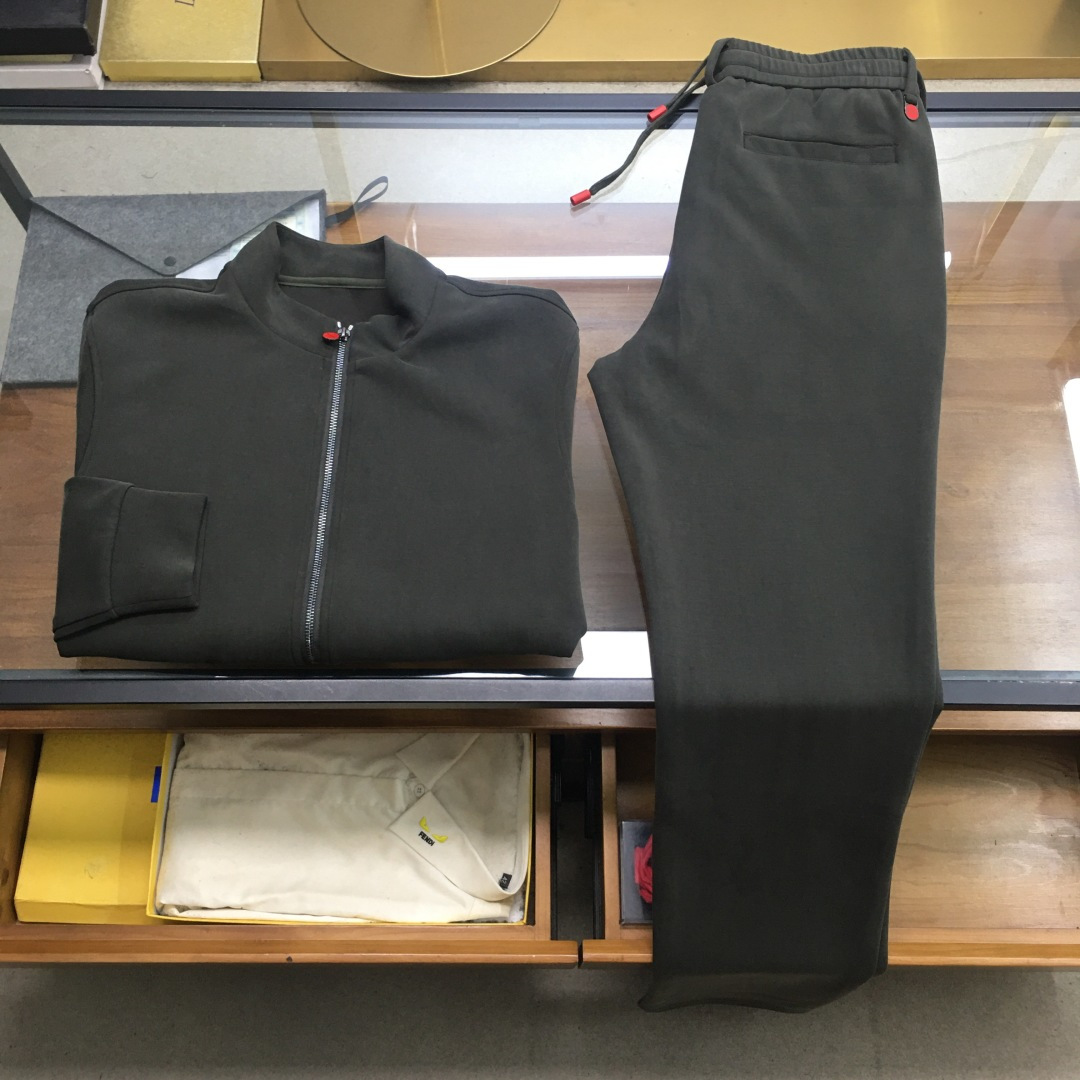 NO:596736,New product suit jacket and pants [Kiton] for sale  25 new autumn and winter new simple style suits, top jacket, bottom elastic waist trousers, (you can choose jacket or trousers), convenient for various needs. The fabric is made of British starry cotton, silky on the outside and delicate on the inside. It is comfortable and warm to wear, and has a sense of fashion and leisure. The super-A electroplated hardware zipper specially designed for the machine ensures  The high quality is still smooth after repeated use, and the elastic waist design completely liberates the shackles of the belt. The style design is simple and elegant, eliminating tedious craftsmanship. The small embellishments fully show the connotation and value of the big brand. The creativity of the flat leg of the pants completely solves the matching of all types of shoes. It is a must-have for both business and leisure.  The size is 48-58, brothers who are heavyweight can also choose,,,jackets & coats,alexander wang19860909新品套装外套裤【Kiton】拆卖 25秋冬新款简约风套装上新,上衣外套,下身松紧腰裤,（可以单选外套或者裤子）,方便各种需求穿搭,面料采用了英伦星空棉,外表丝滑,内里细腻,穿着舒适保暖,又有时尚休闲之感,专机专款开模的超A电镀五金拉链,确保了高质量反反复复的使用后依旧顺滑,松紧腰的设计彻底解放皮带的束缚.款式设计简单大气,去除了繁琐的工艺,小小的点缀尽显大品牌的内涵与价值,裤子平脚口的创意彻底解决所有种类鞋子的搭配,商务休闲两不误,必选佳品. 码数48-58,斤出的兄弟们也可选择,,,jackets & coats,alexander wang,Men's clothing